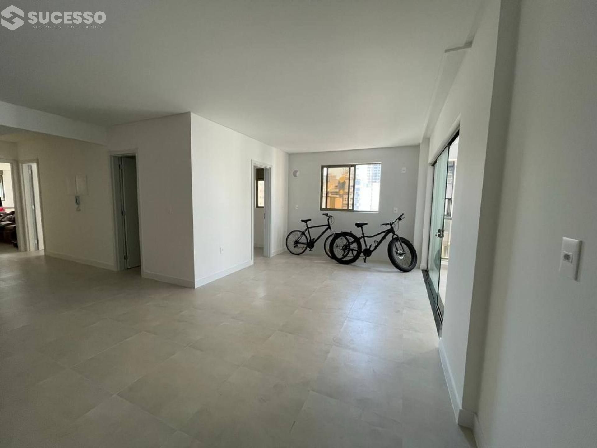 Apartamento Para Vender 3 suítes no bairro Meia Praia, Itapema