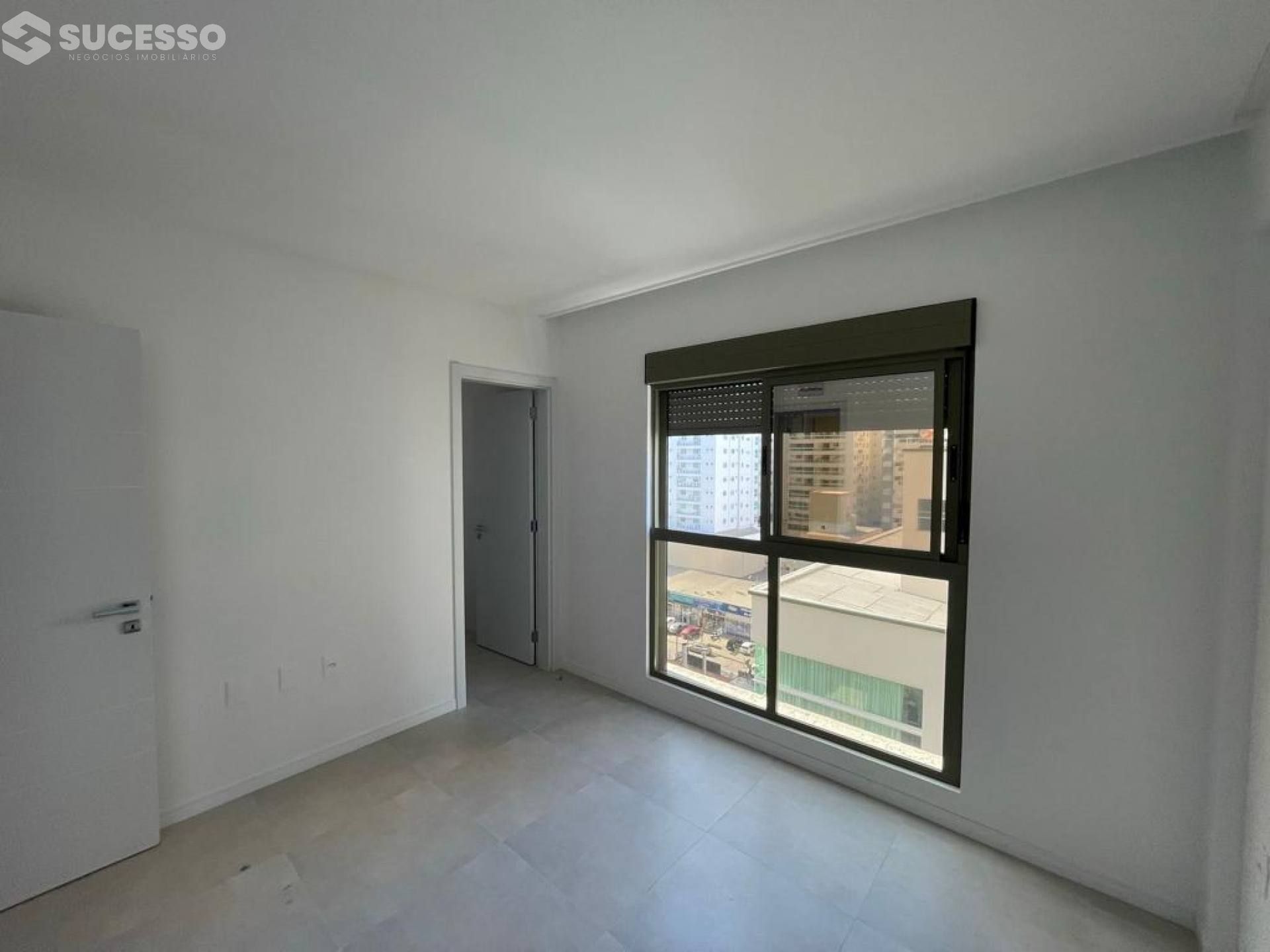 Apartamento Para Vender 3 suítes no bairro Meia Praia, Itapema