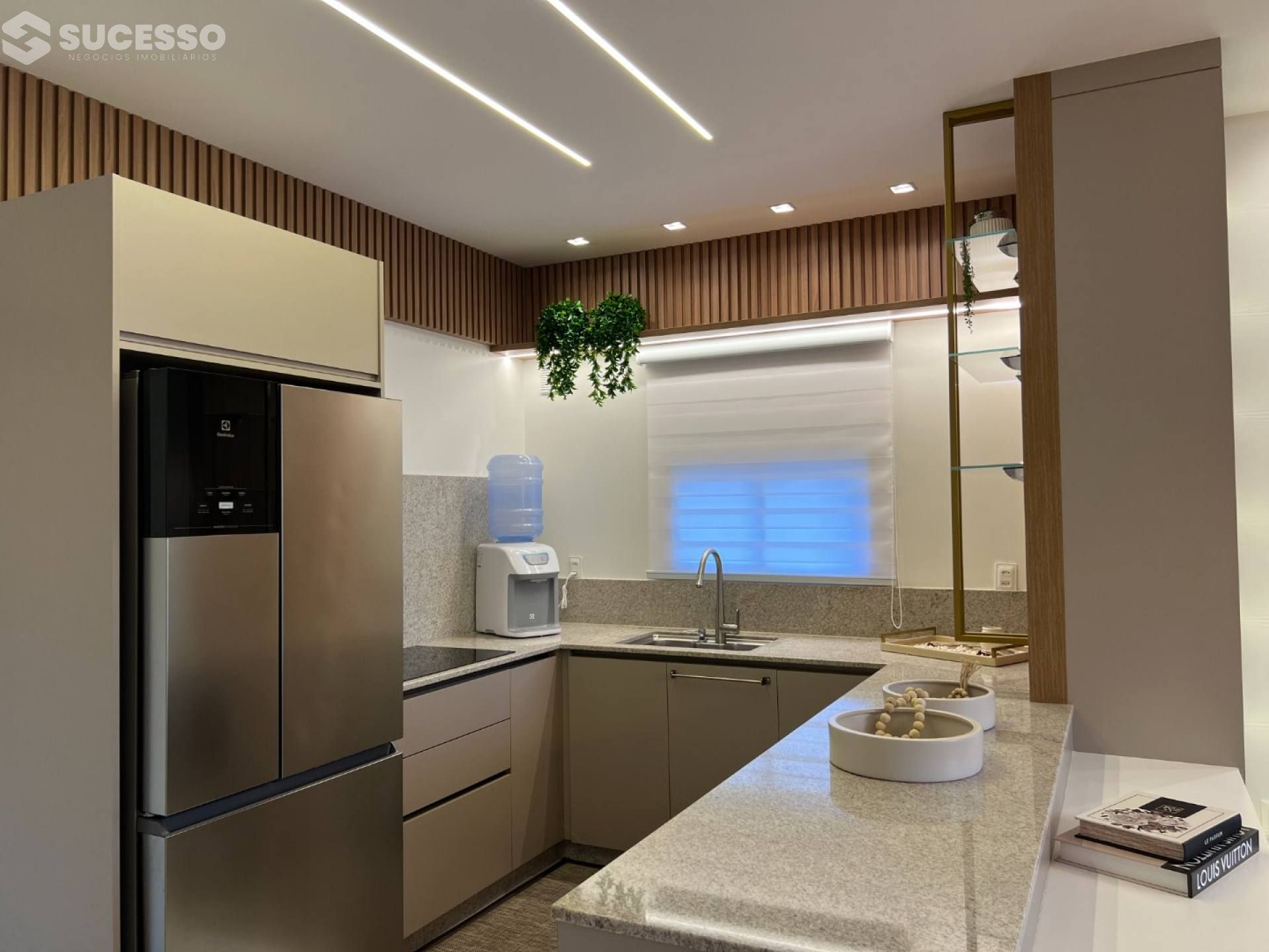 Apartamento Mobiliado Para Vender com 3 suítes na Meia Praia, Itapema