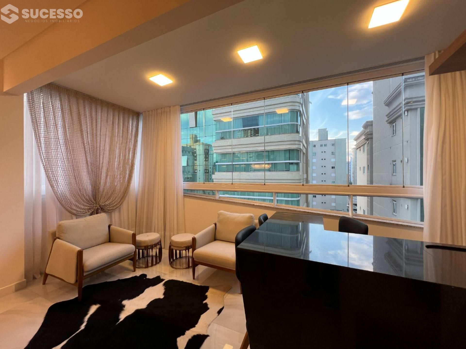 Apartamento Mobiliado Para Vender com 3 suítes na Meia Praia, Itapema