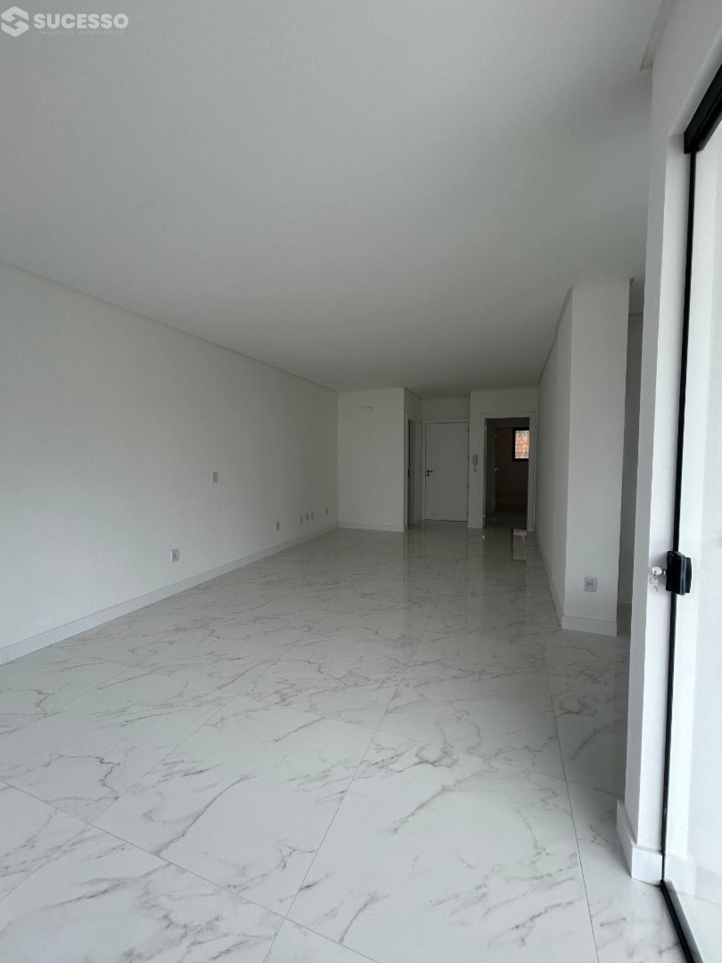 Apartamento Para Vender 3 suítes no bairro Meia Praia em Itapema