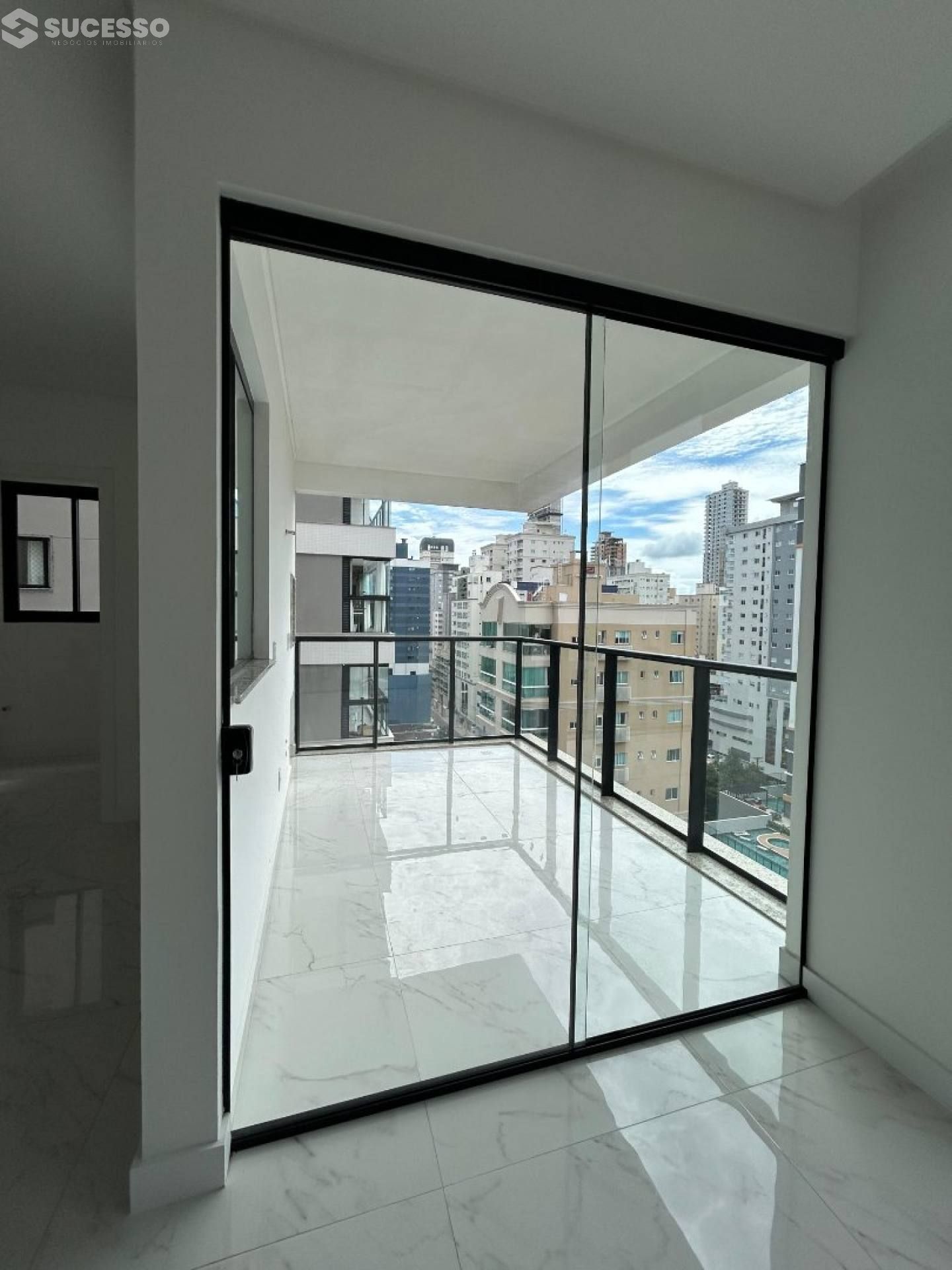 Apartamento Para Vender 3 suítes no bairro Meia Praia em Itapema