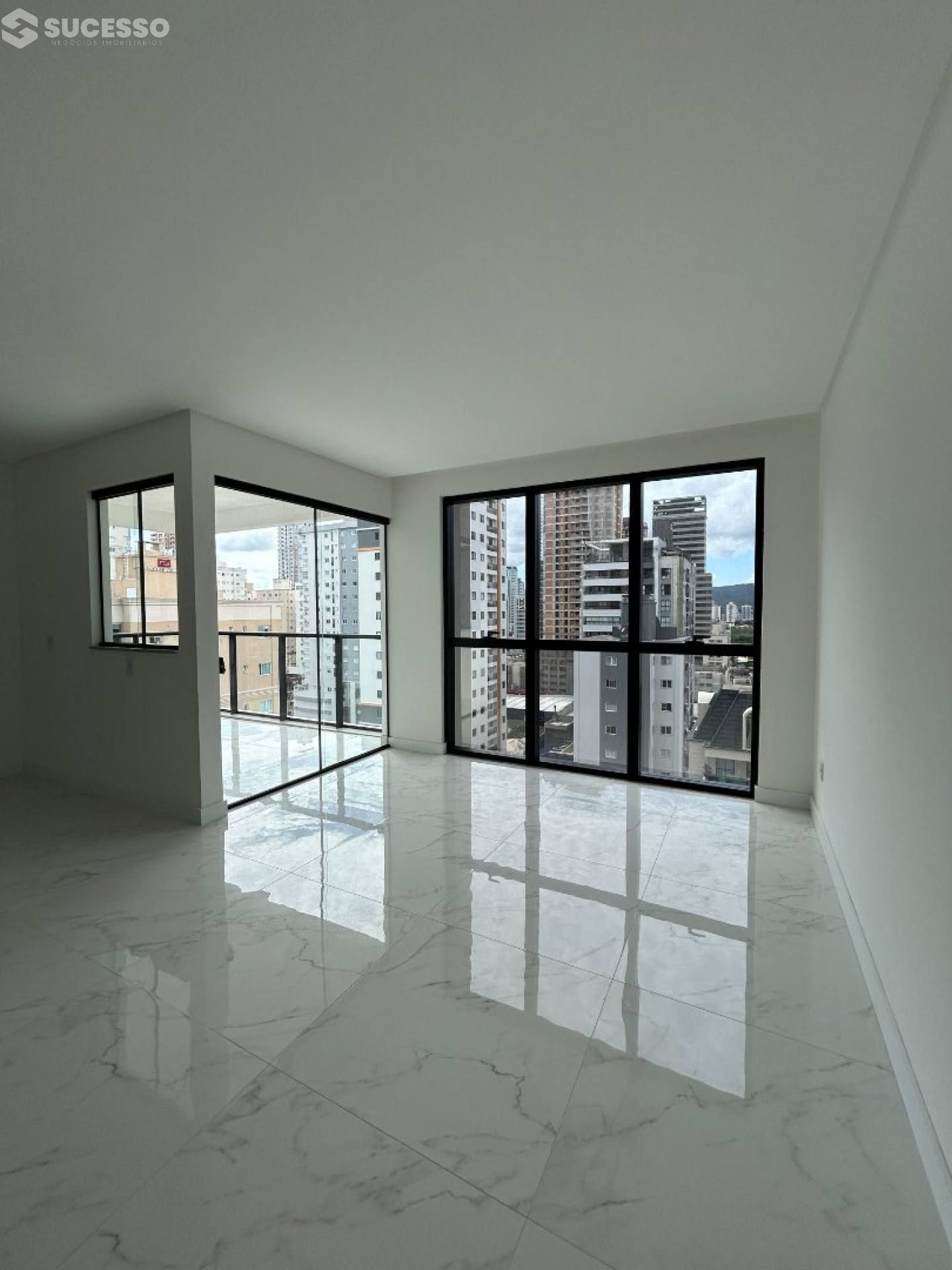 Apartamento Para Vender 3 suítes no bairro Meia Praia em Itapema