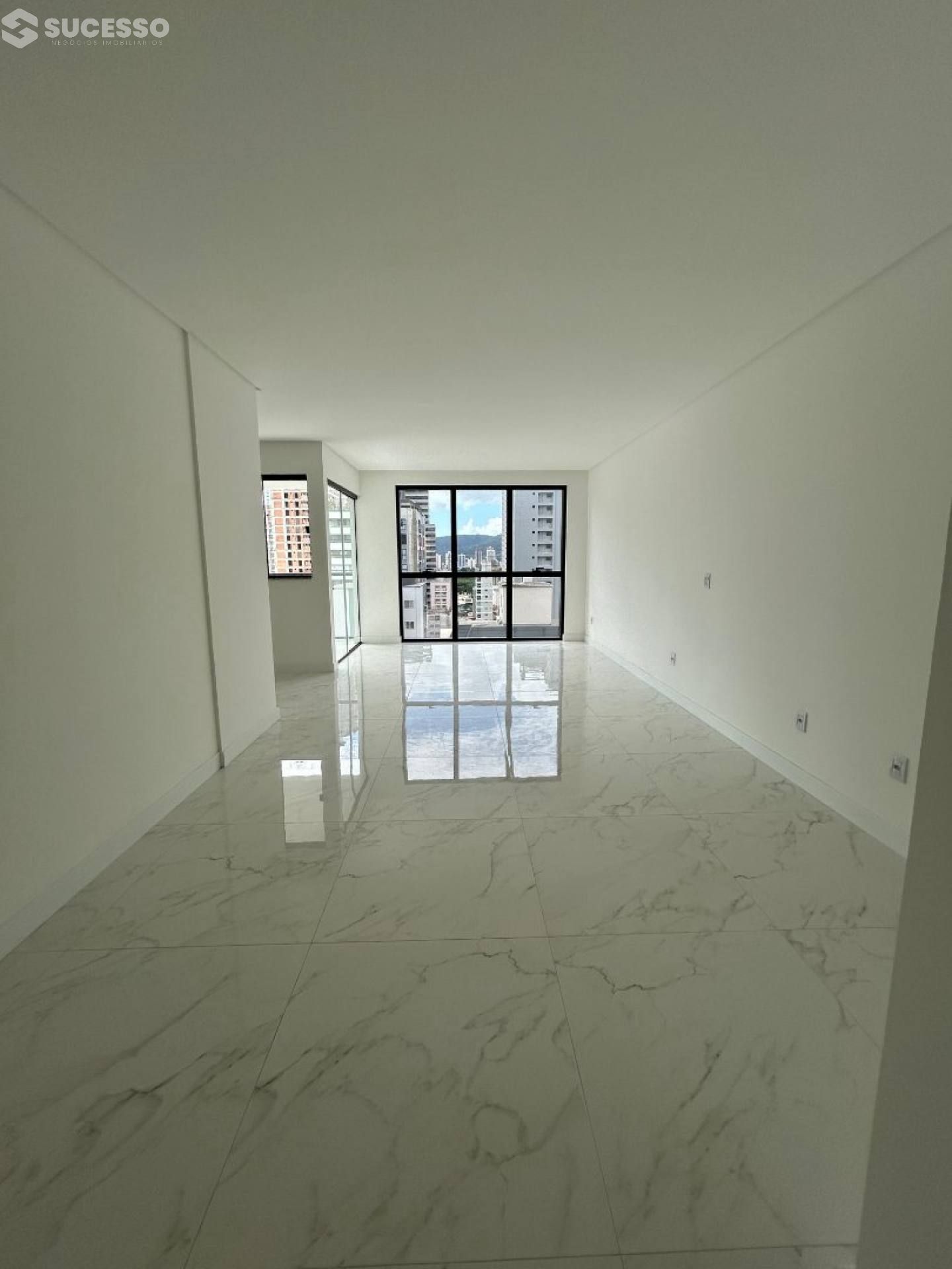 Apartamento Para Vender 3 suítes no bairro Meia Praia em Itapema