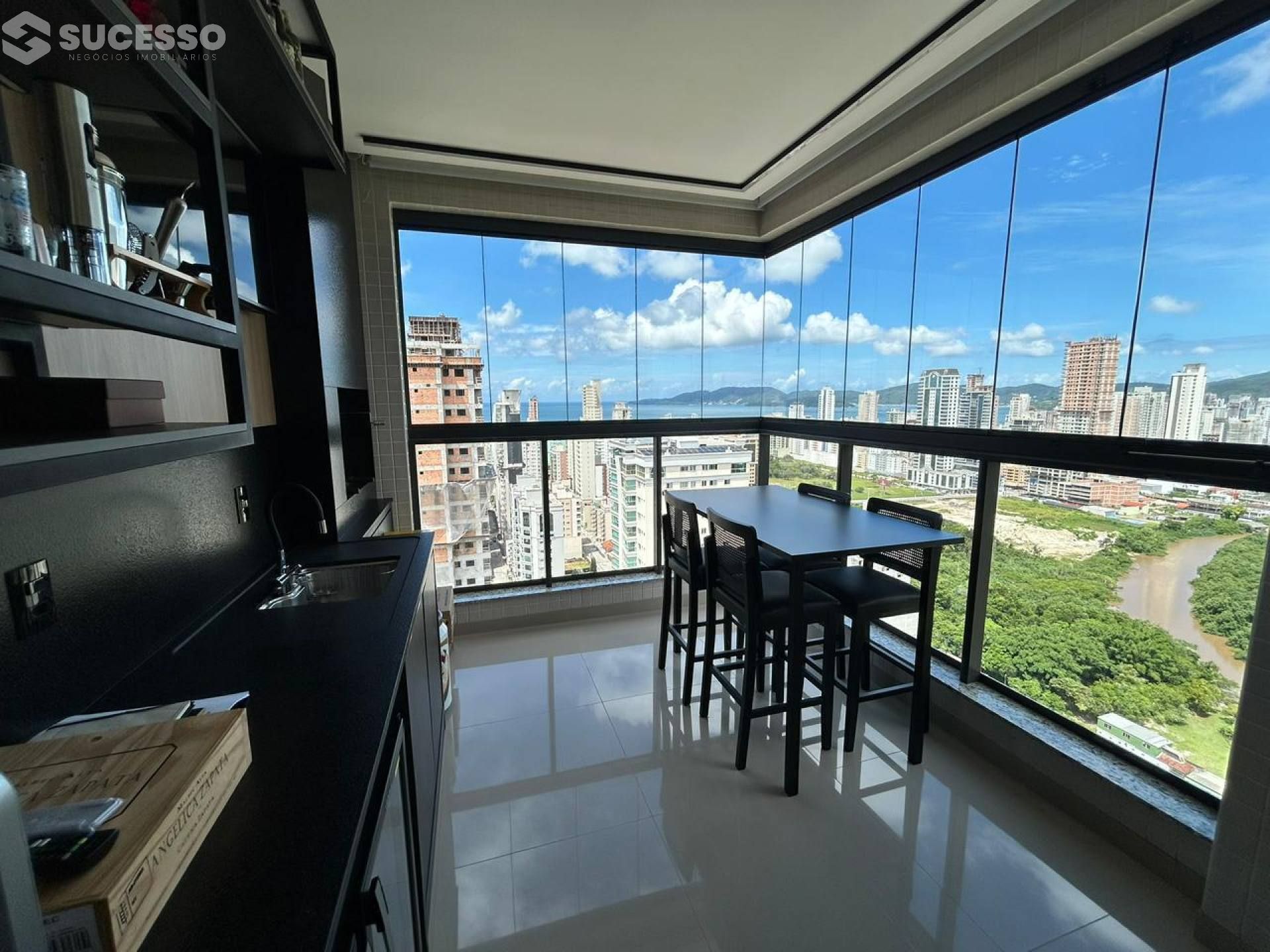 Apartamento Para Vender, Mobiliado com 3 suítes, em Itapema