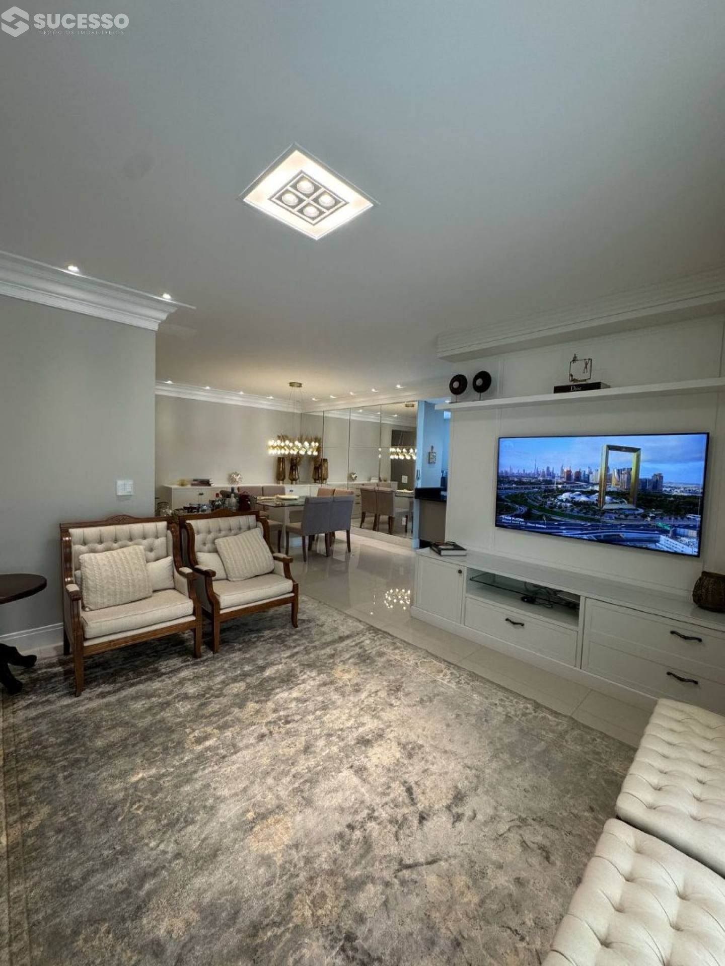 Apartamento À Venda com 4 suítes na Meia Praia em Itapema