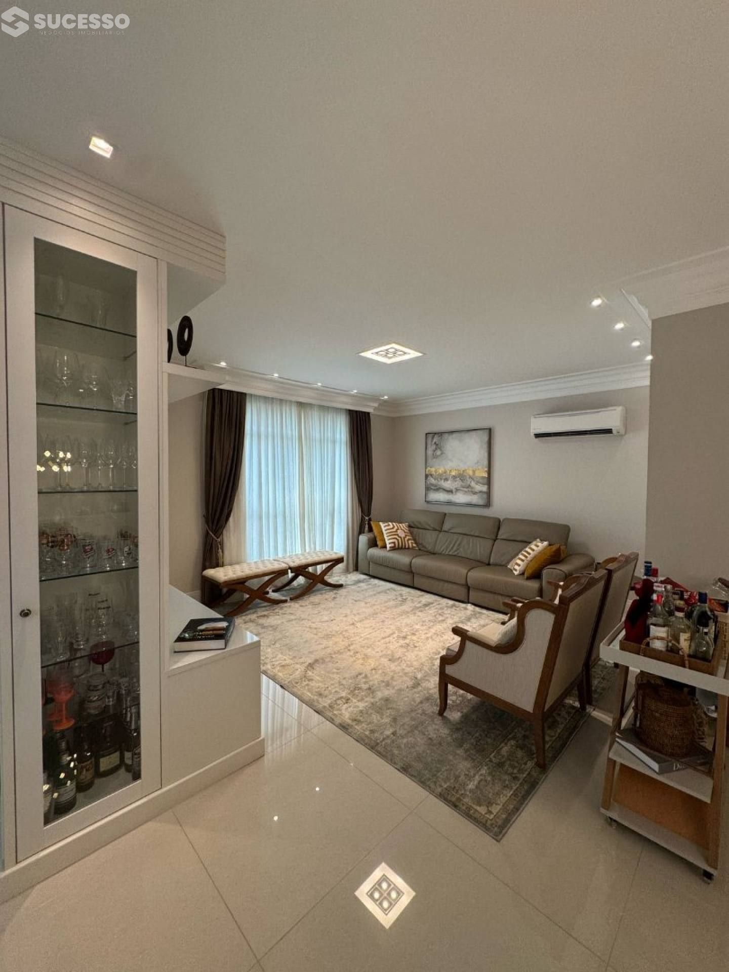 Apartamento À Venda com 4 suítes na Meia Praia em Itapema