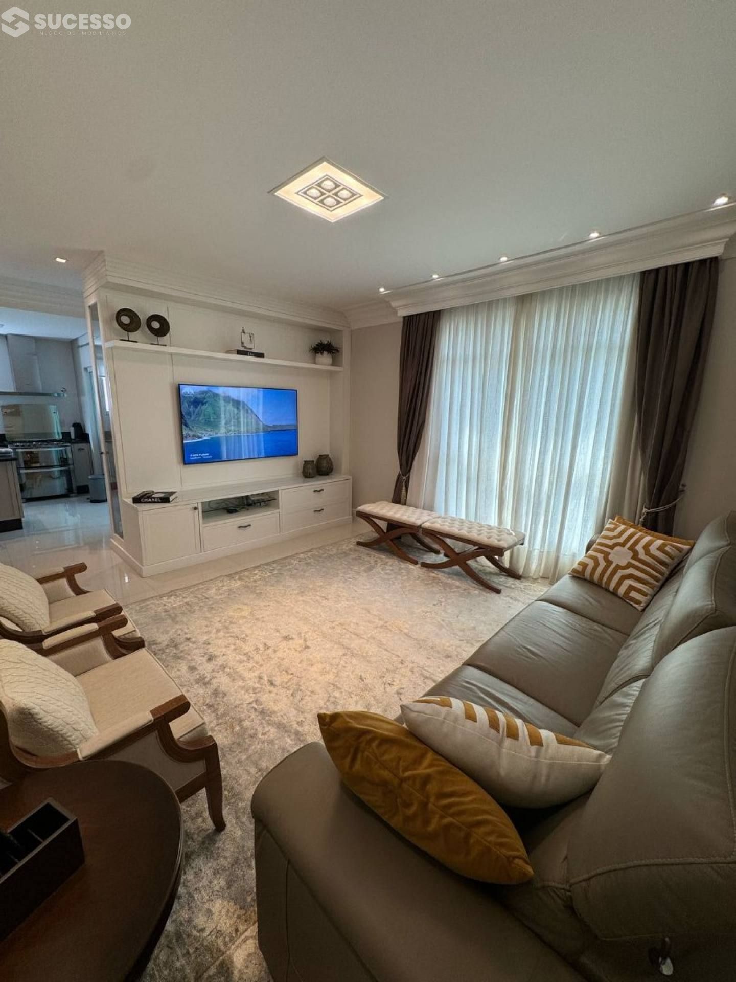 Apartamento À Venda com 4 suítes na Meia Praia em Itapema