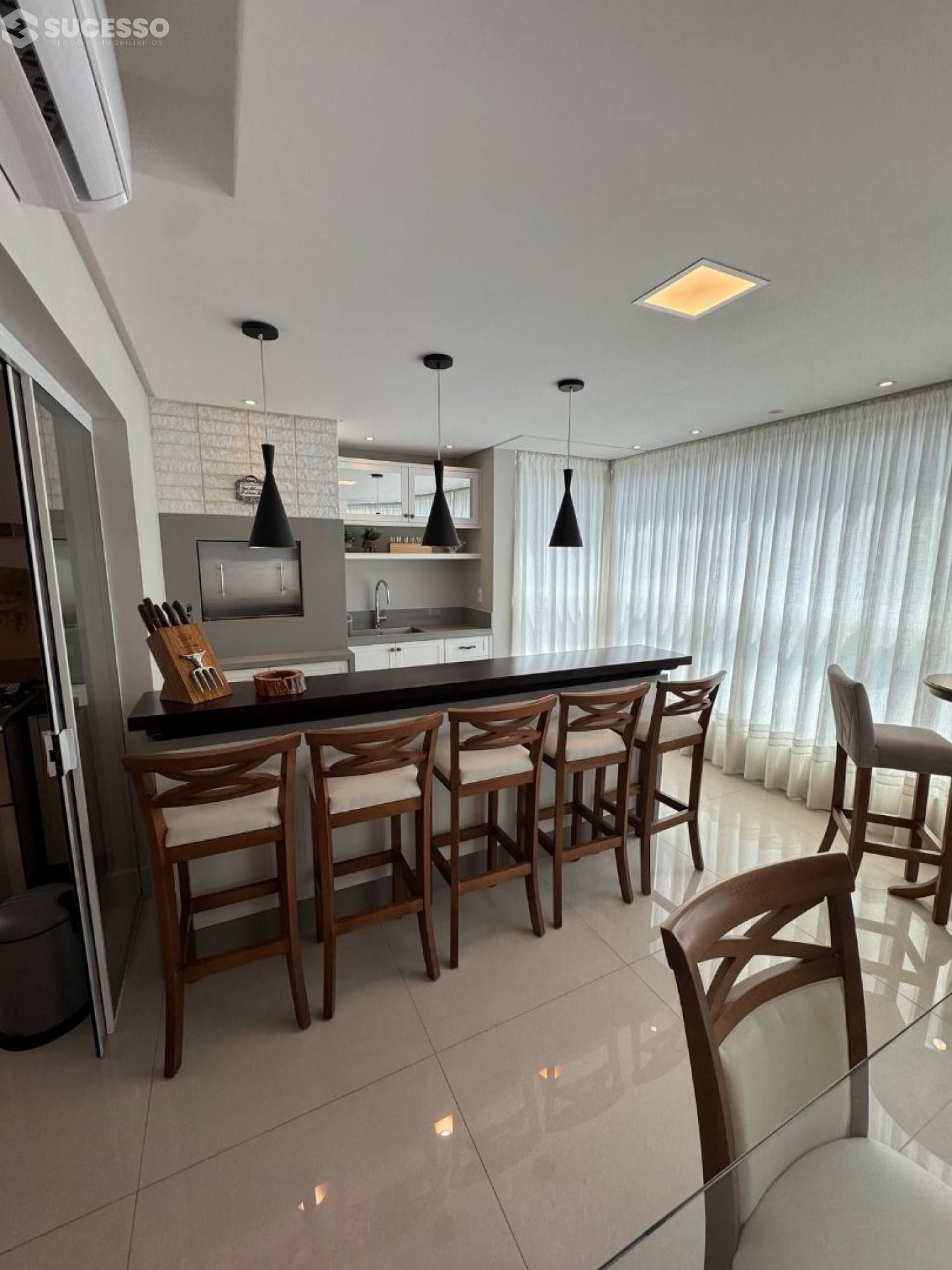 Apartamento À Venda com 4 suítes na Meia Praia em Itapema