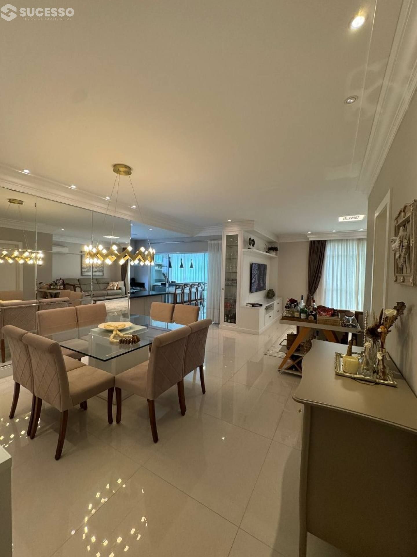 Apartamento À Venda com 4 suítes na Meia Praia em Itapema