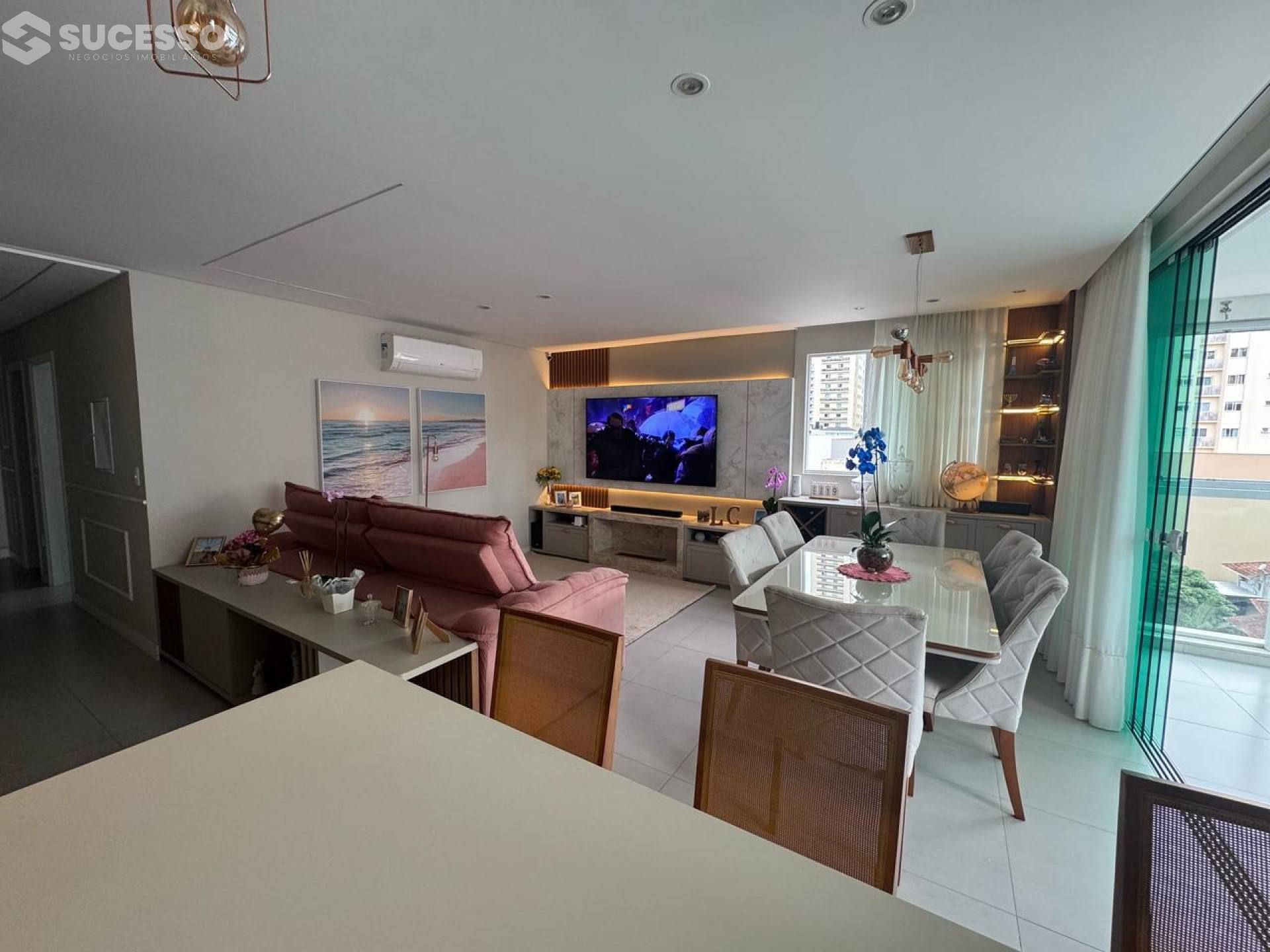 Apartamento Mobiliado À Venda na Meia Praia