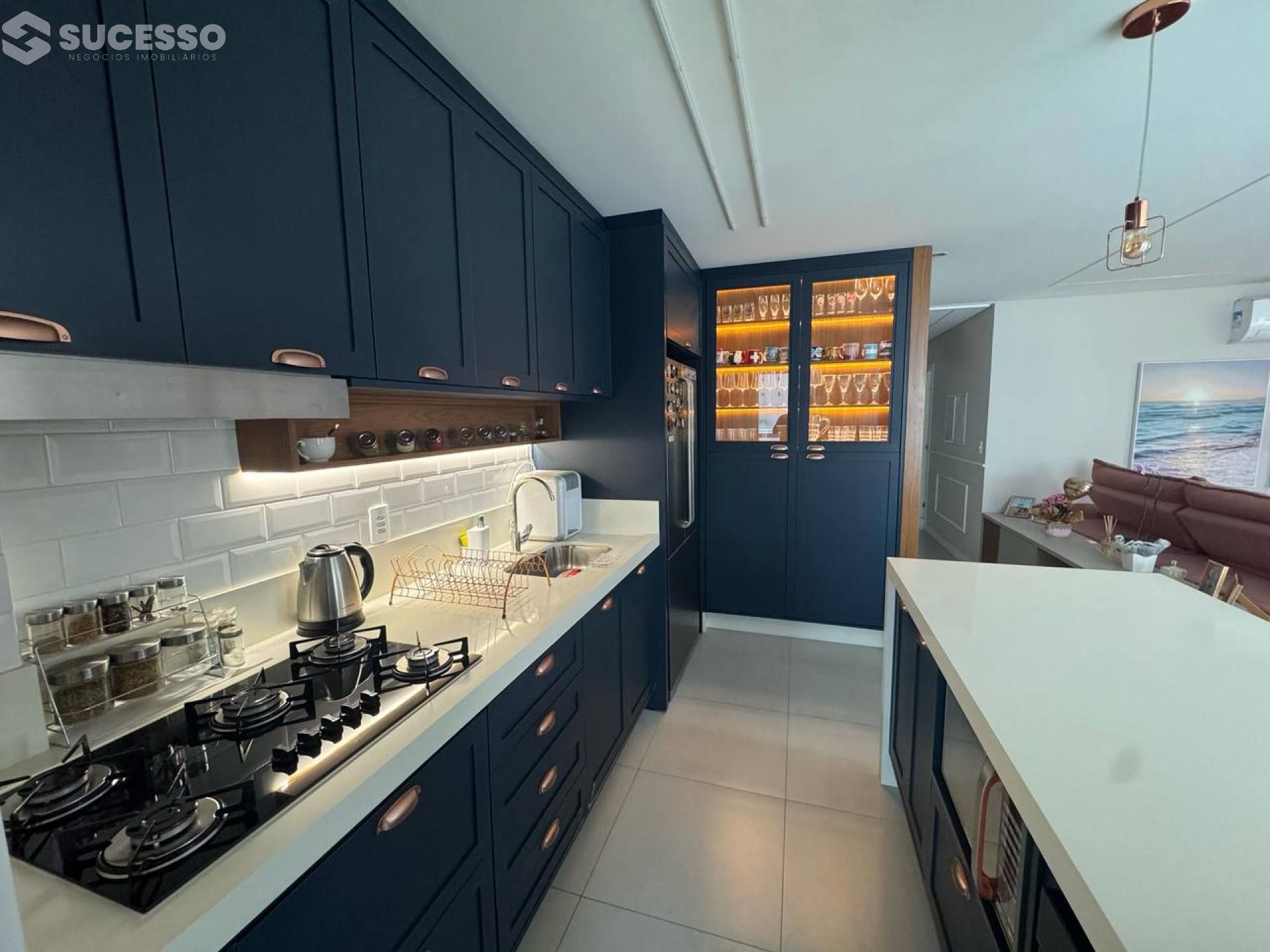 Apartamento Mobiliado À Venda na Meia Praia