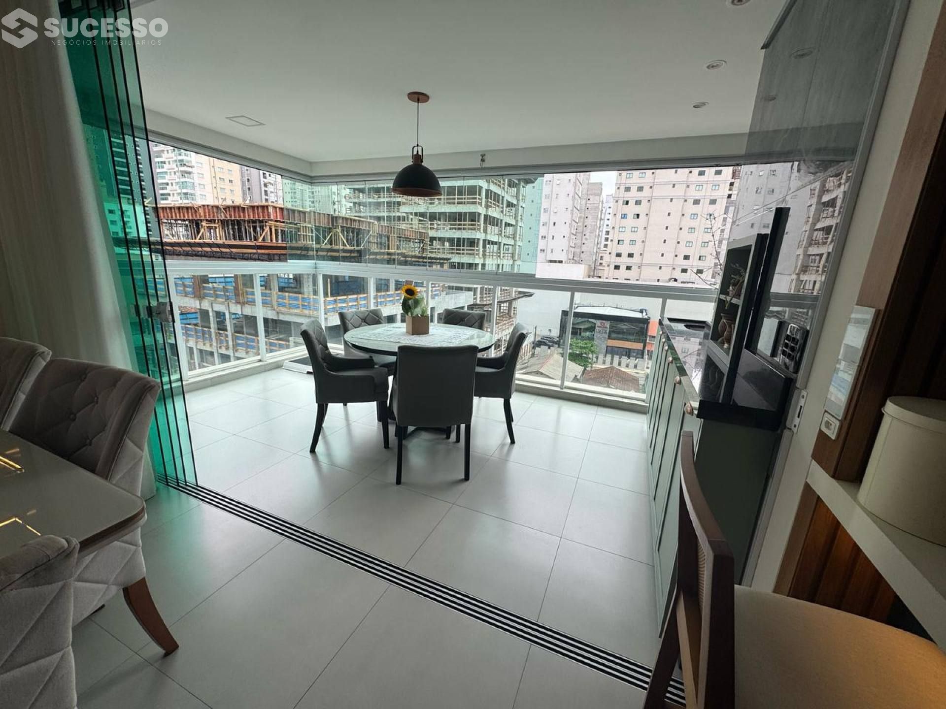 Apartamento Mobiliado À Venda na Meia Praia