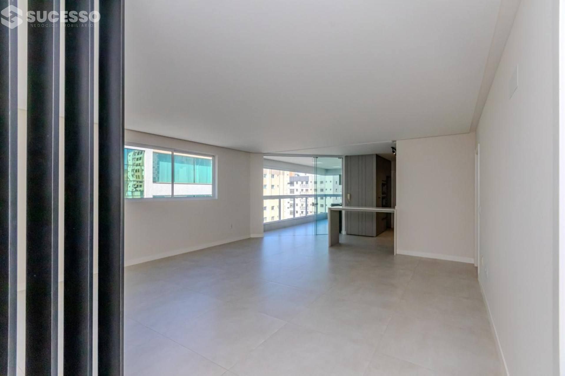 Apartamento Novo À Venda com 4 suítes na Meia Praia em Itapema