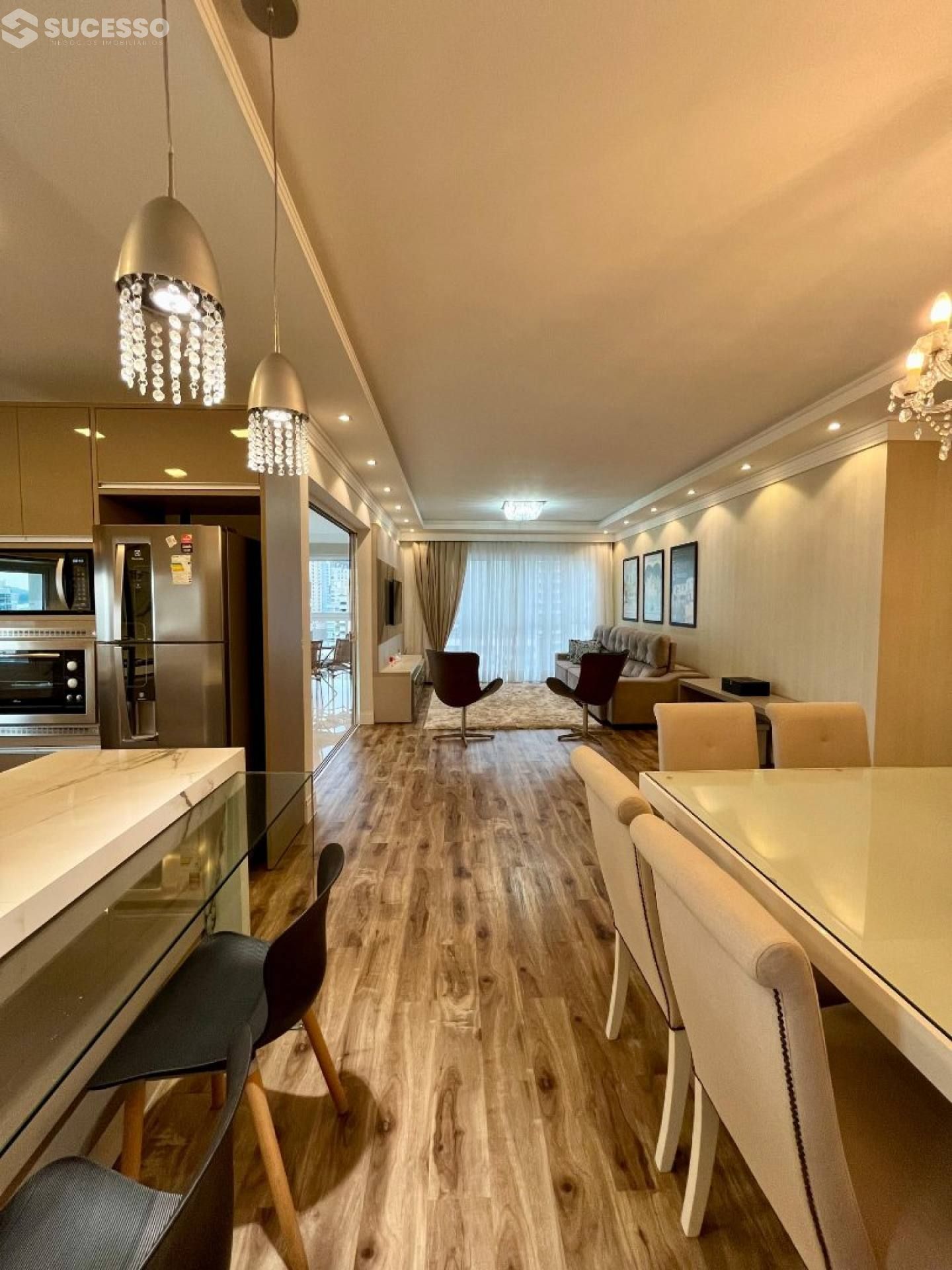 Apartamento Mobiliado Para Vender com 3 suítes na Meia Praia em Itapema