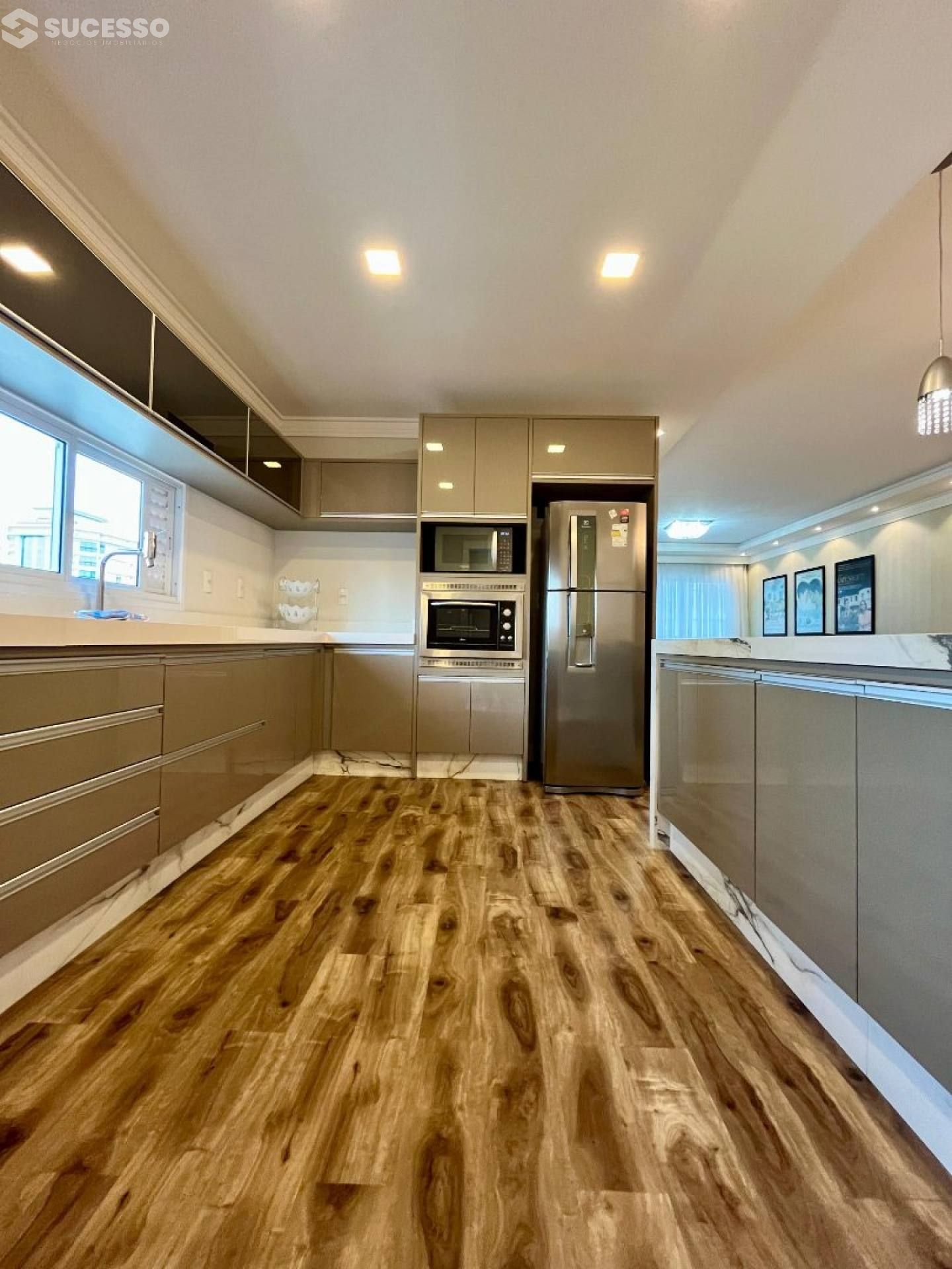 Apartamento Mobiliado Para Vender com 3 suítes na Meia Praia em Itapema