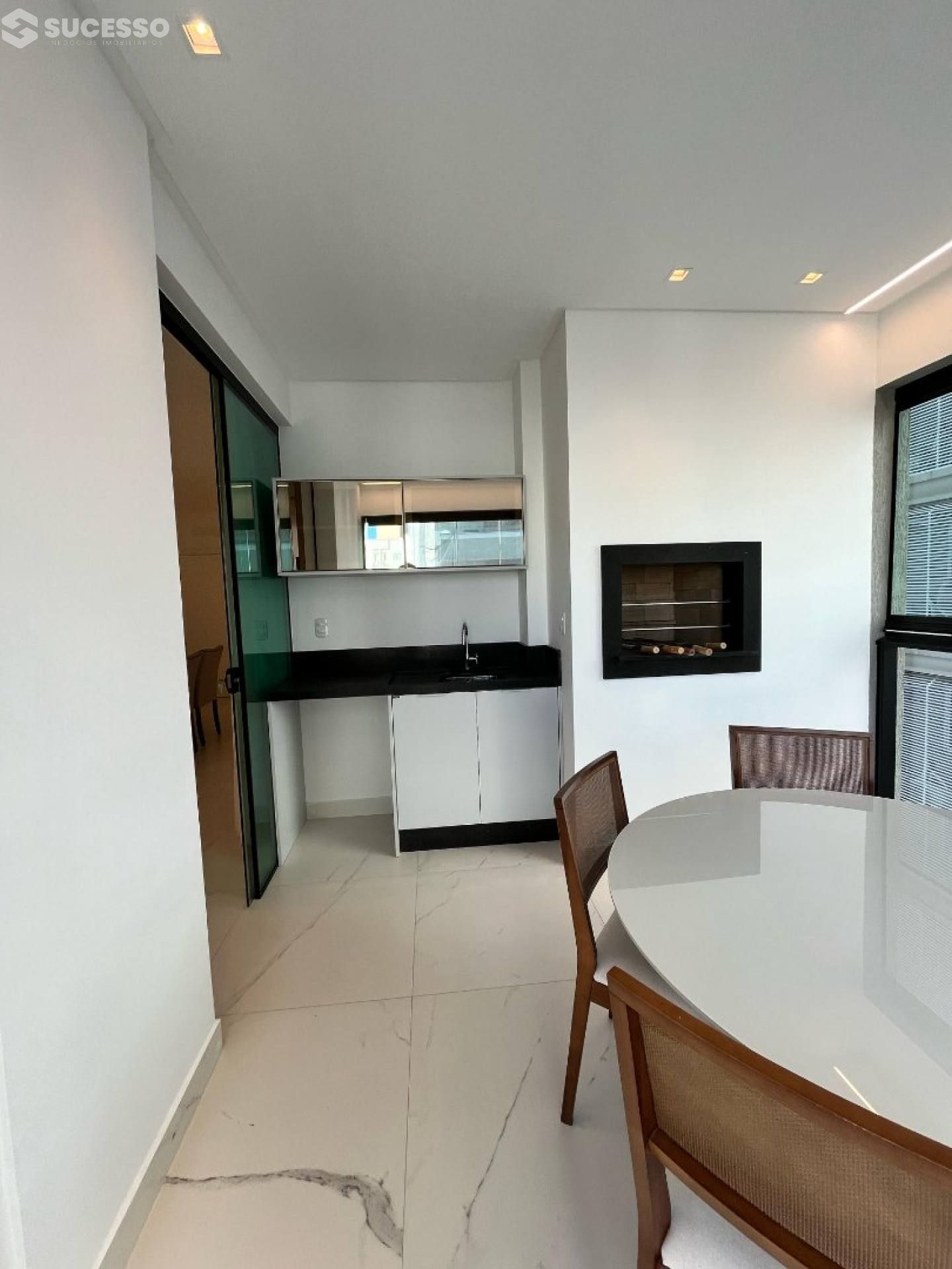 Apartamento Para Vender 3 suítes no bairro Meia Praia em Itapema