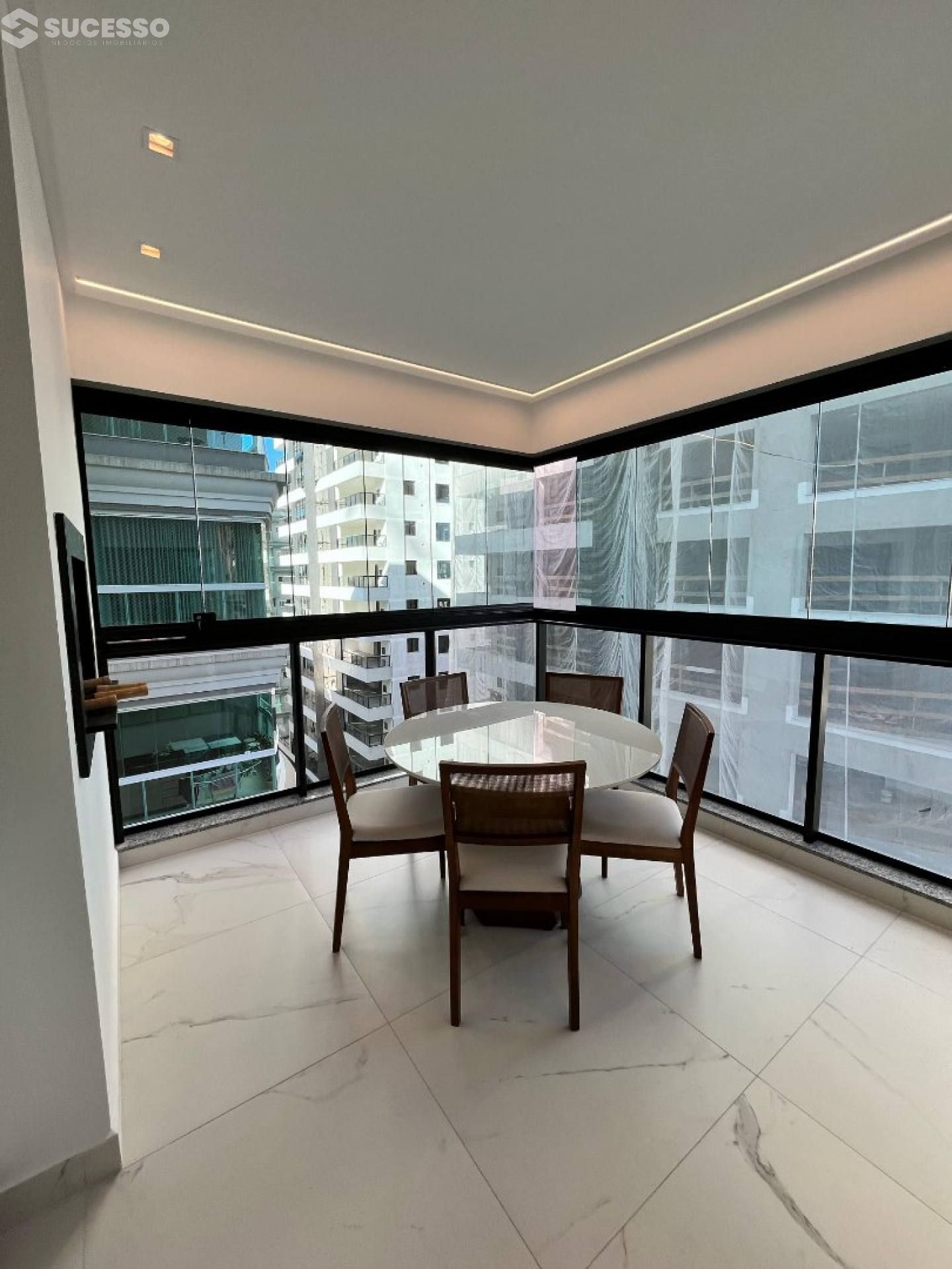 Apartamento Para Vender 3 suítes no bairro Meia Praia em Itapema