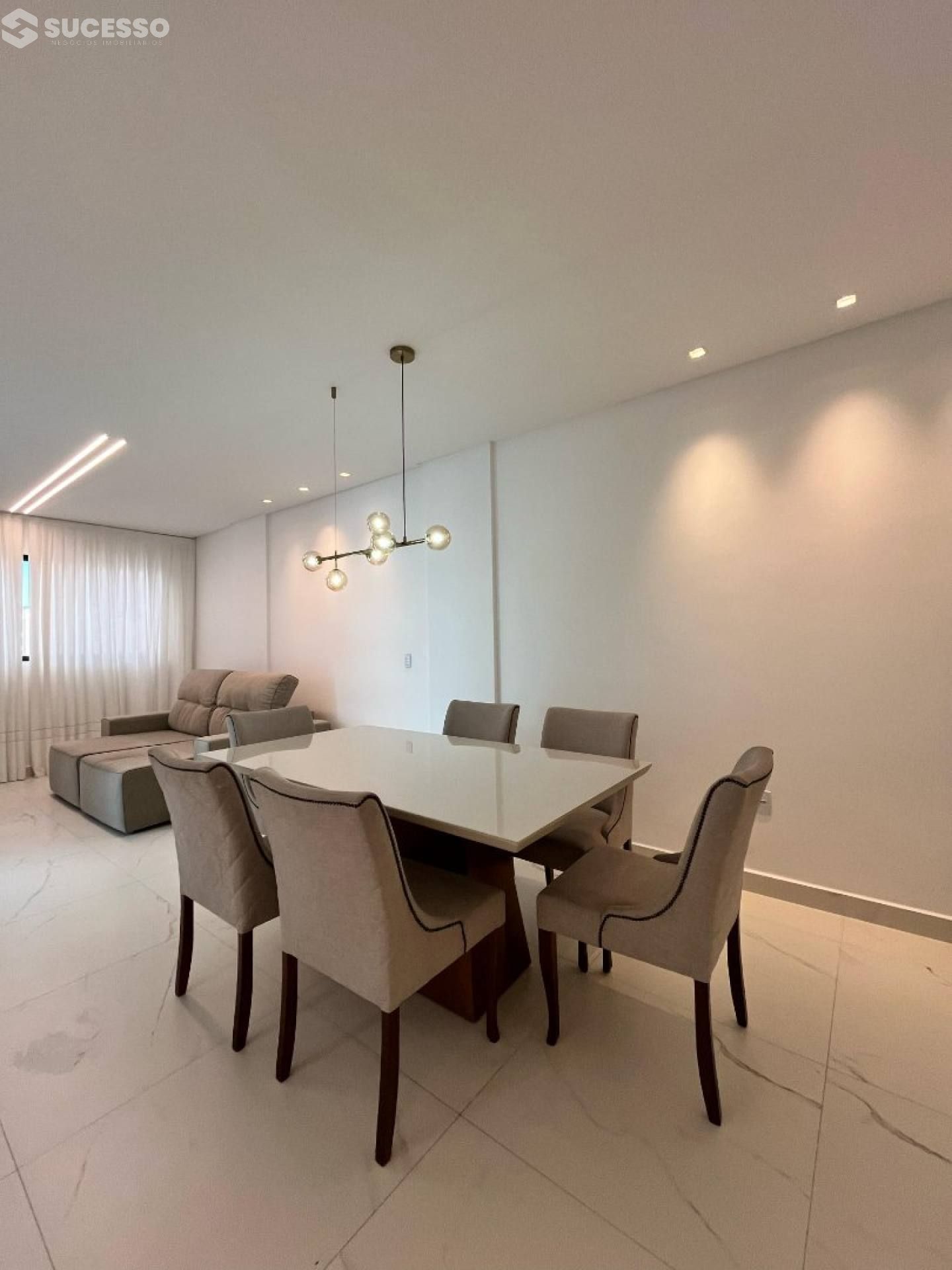 Apartamento Para Vender 3 suítes no bairro Meia Praia em Itapema