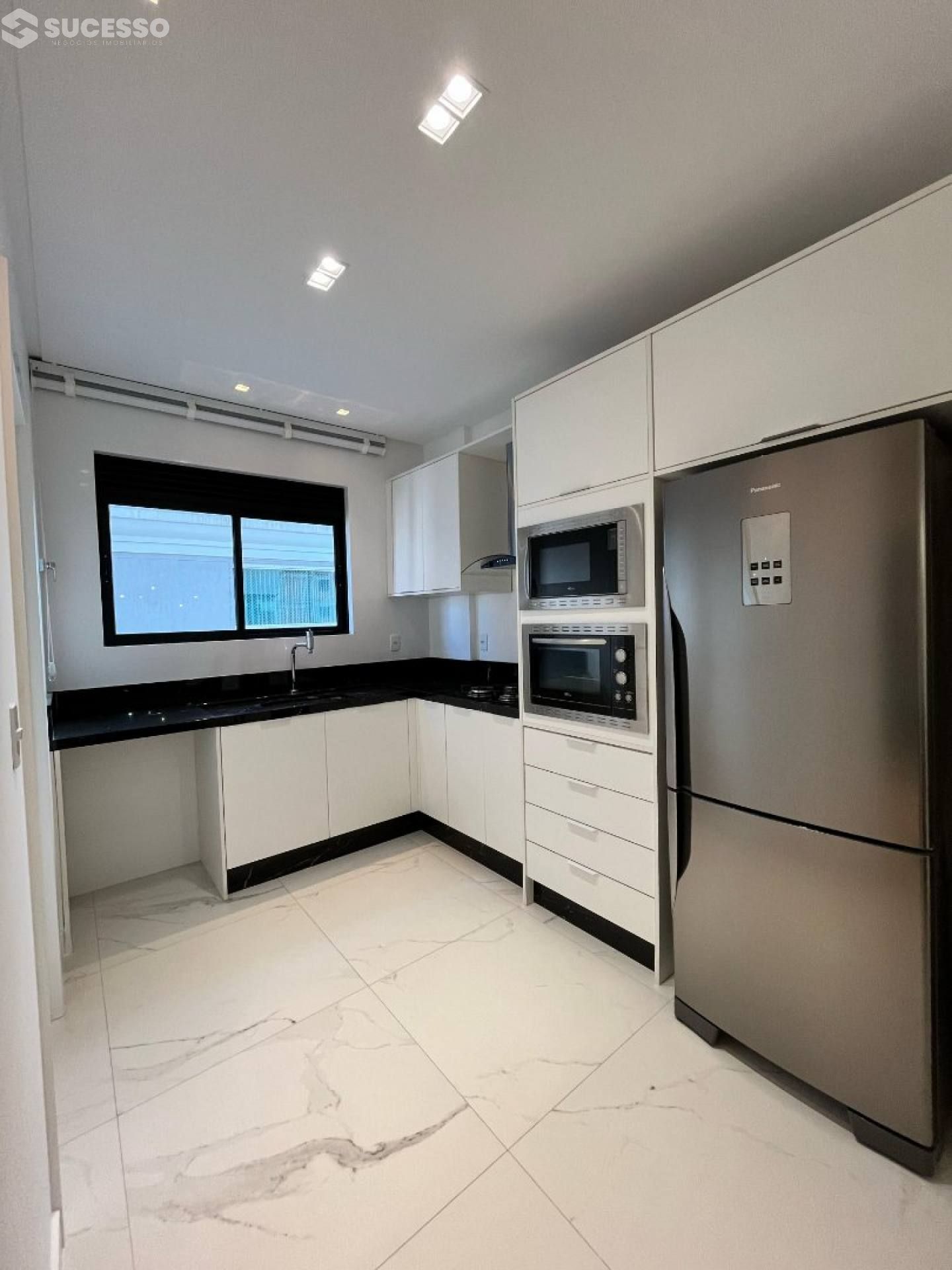 Apartamento Para Vender 3 suítes no bairro Meia Praia em Itapema