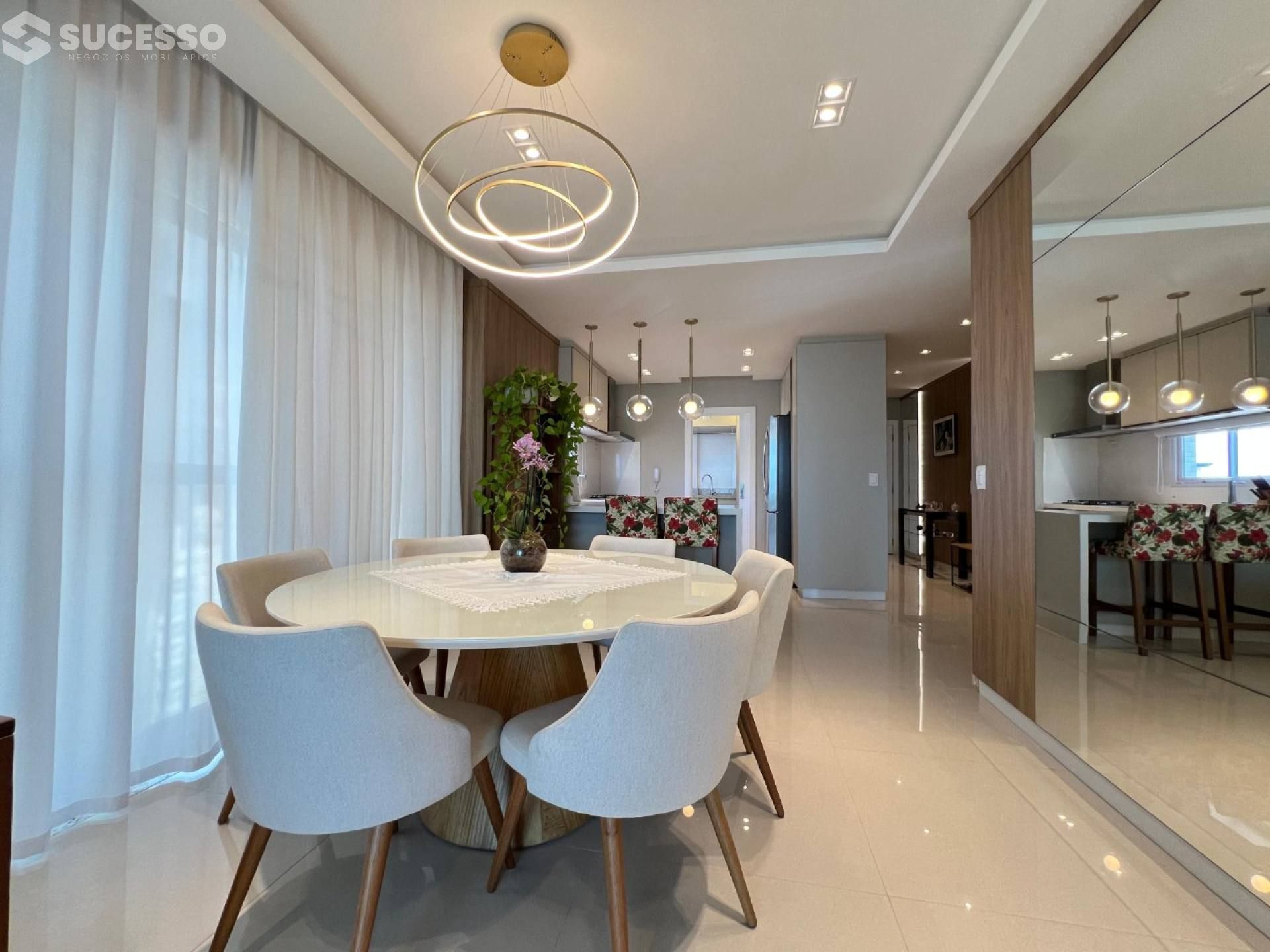 Apartamento Mobiliado  À Venda na Meia Praia