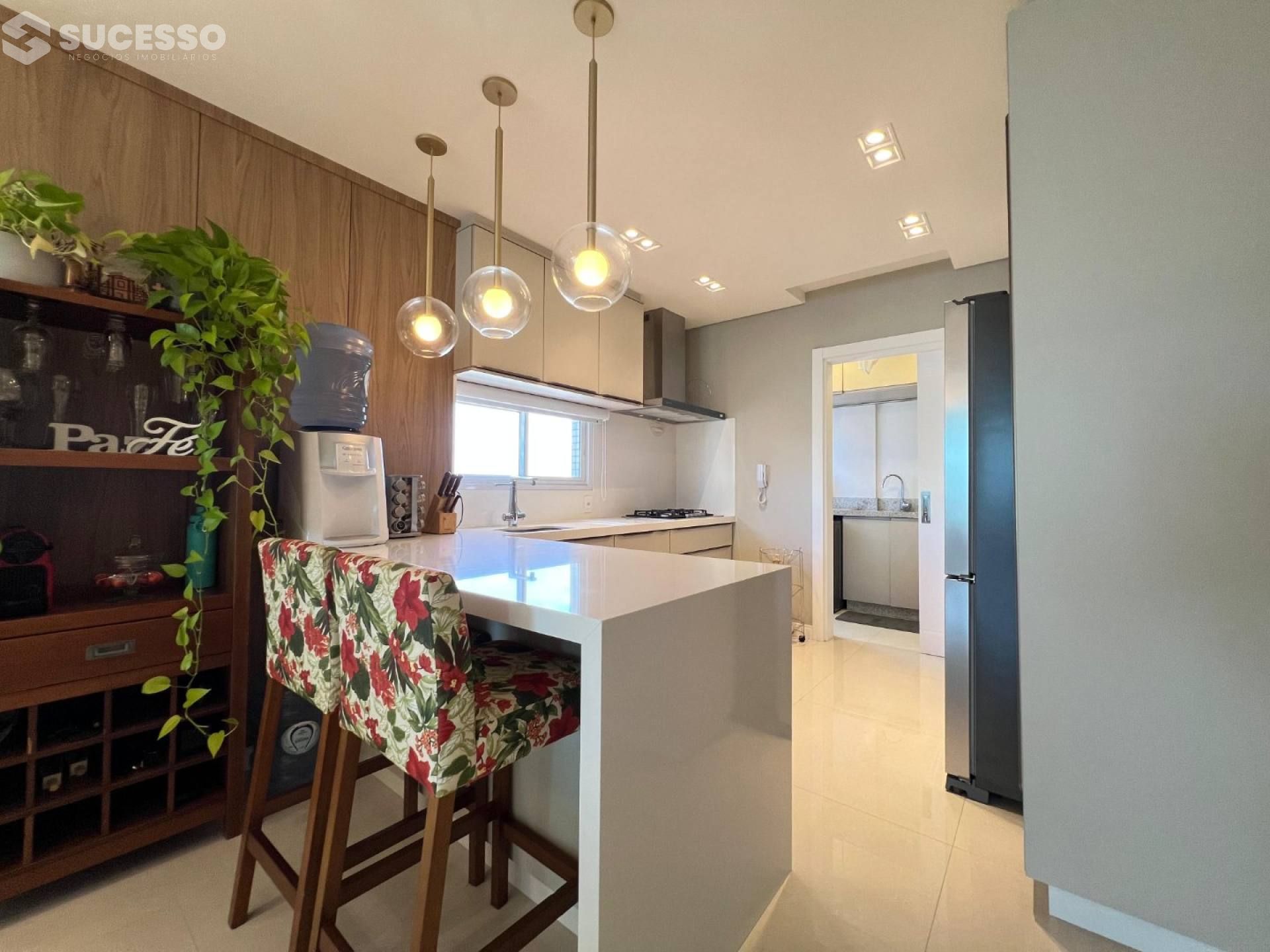 Apartamento Mobiliado  À Venda na Meia Praia