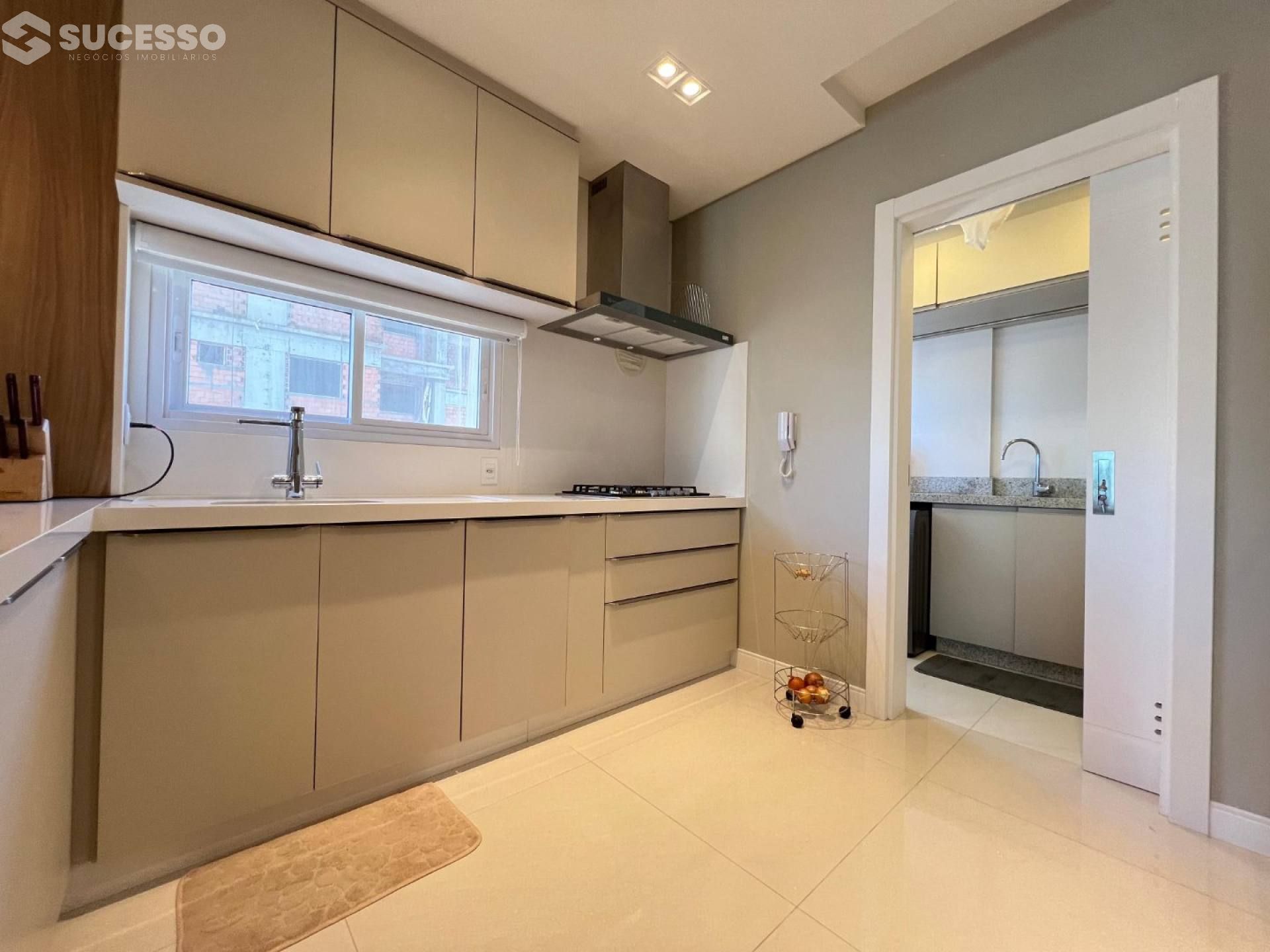 Apartamento Mobiliado  À Venda na Meia Praia