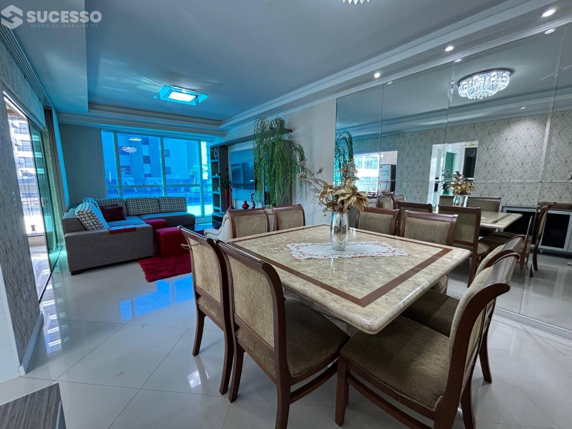 Apartamento Para Vender com 3 suítes no bairro Meia Praia em Itapema