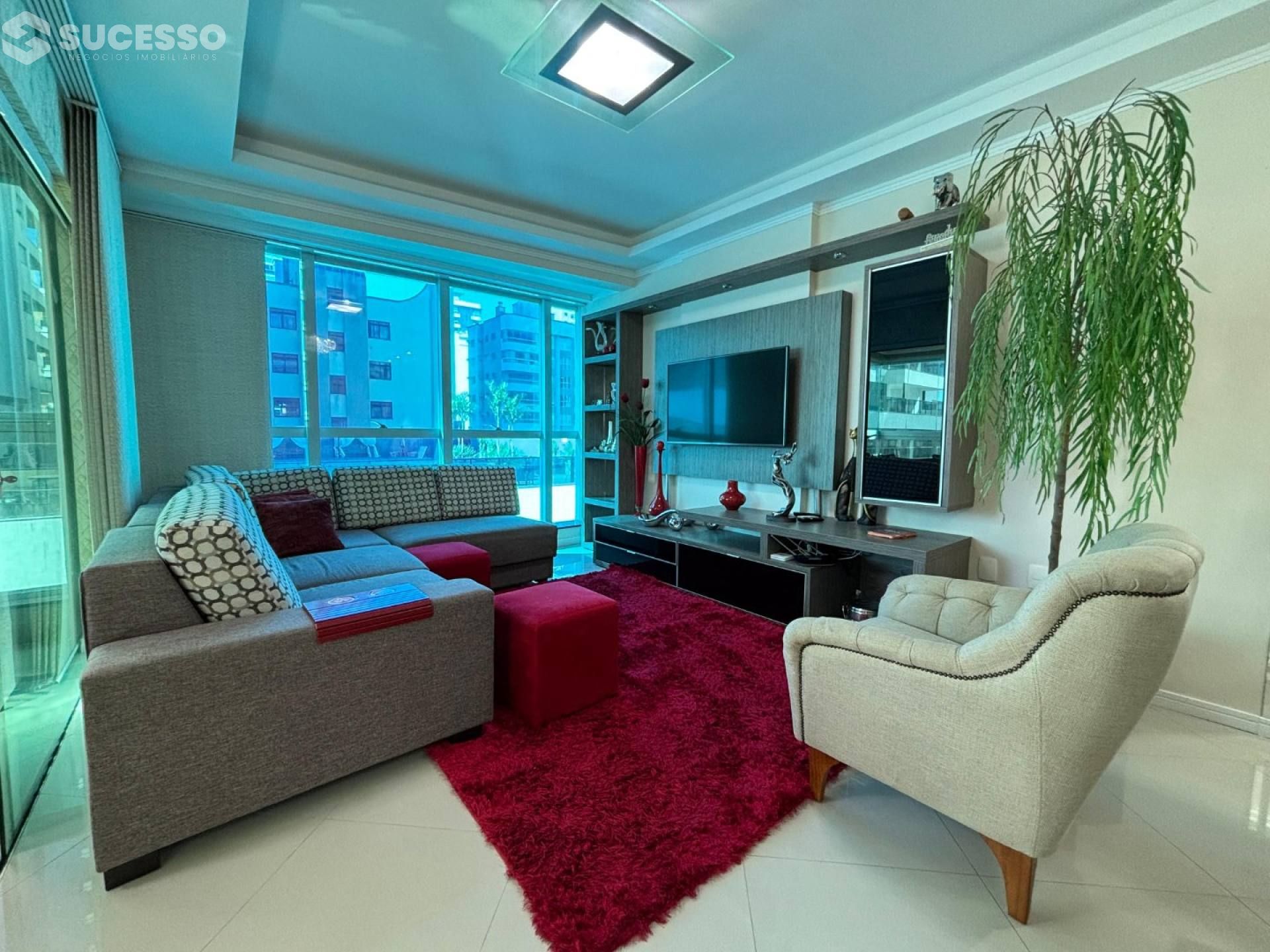 Apartamento Para Vender com 3 suítes no bairro Meia Praia em Itapema