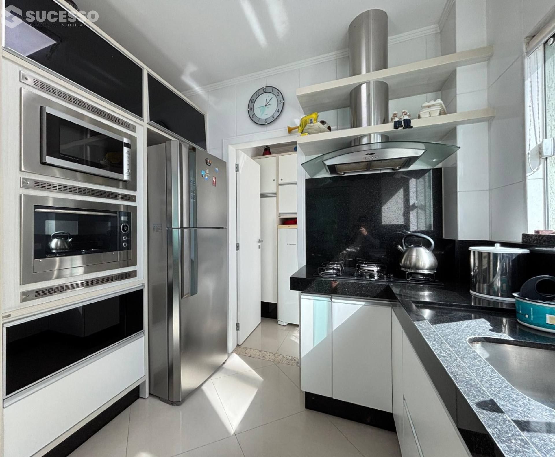 Apartamento Para Vender com 3 suítes no bairro Meia Praia em Itapema