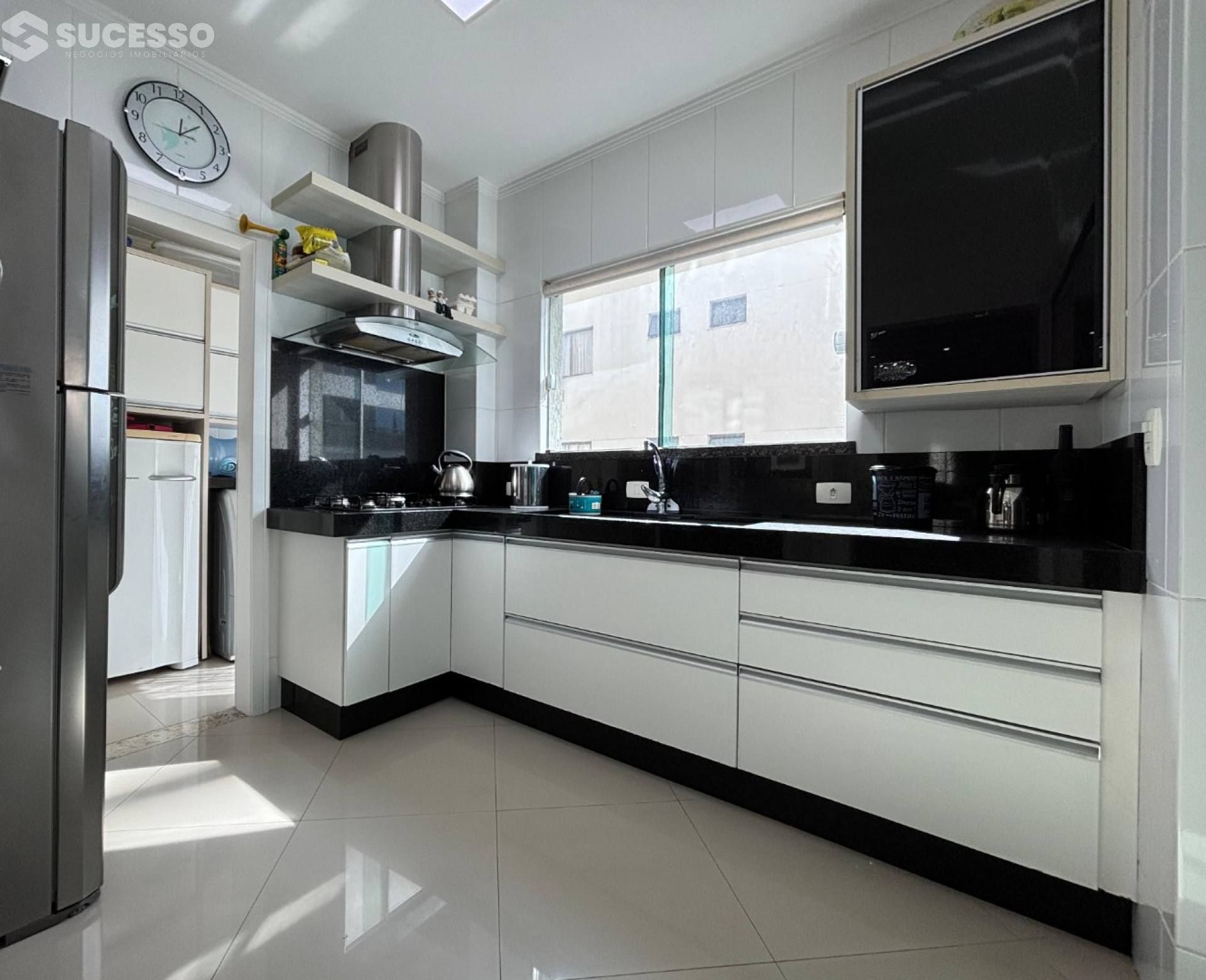 Apartamento Para Vender com 3 suítes no bairro Meia Praia em Itapema