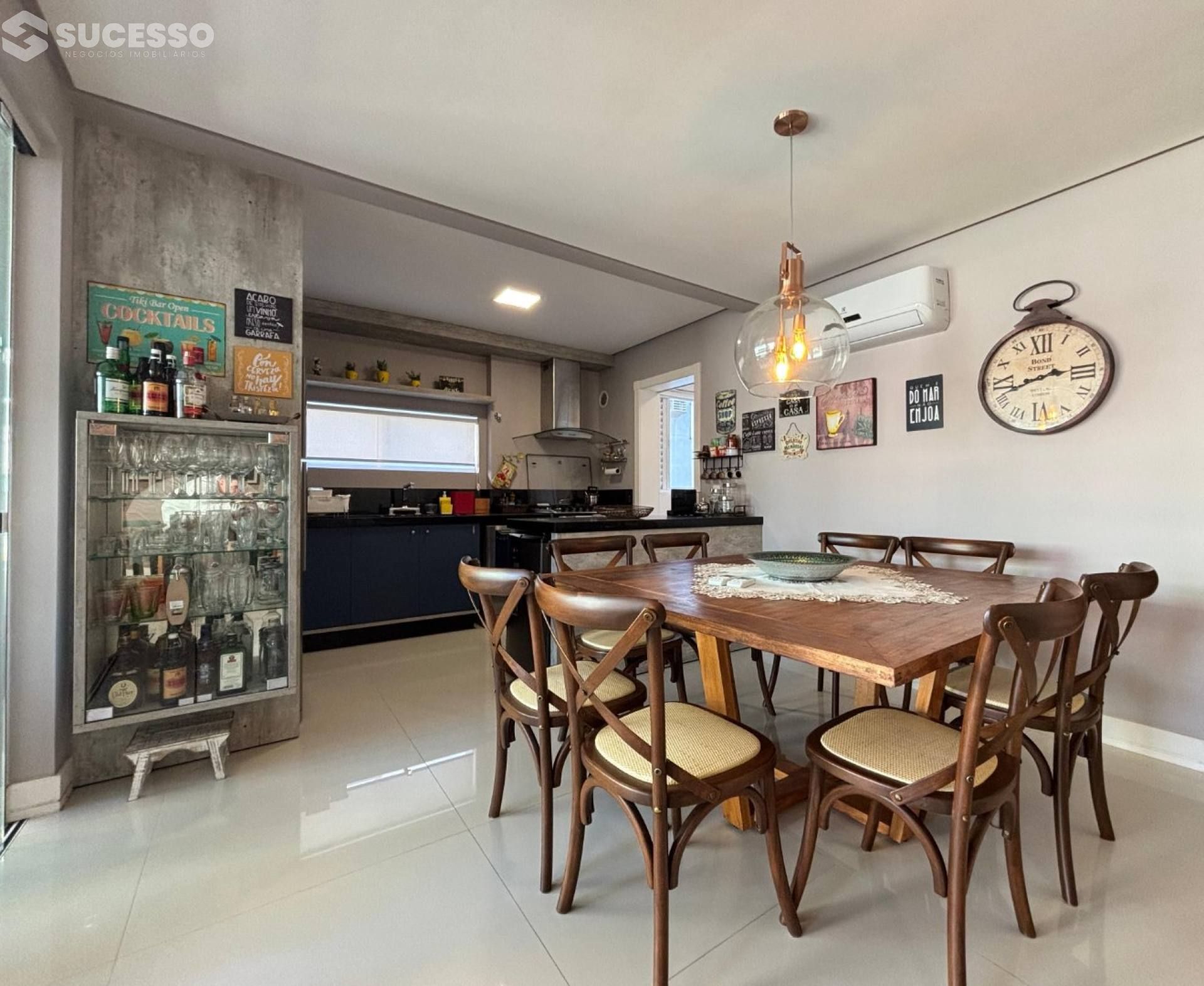 Apartamento Para Vender com 3 suítes no bairro Meia Praia, Itapema