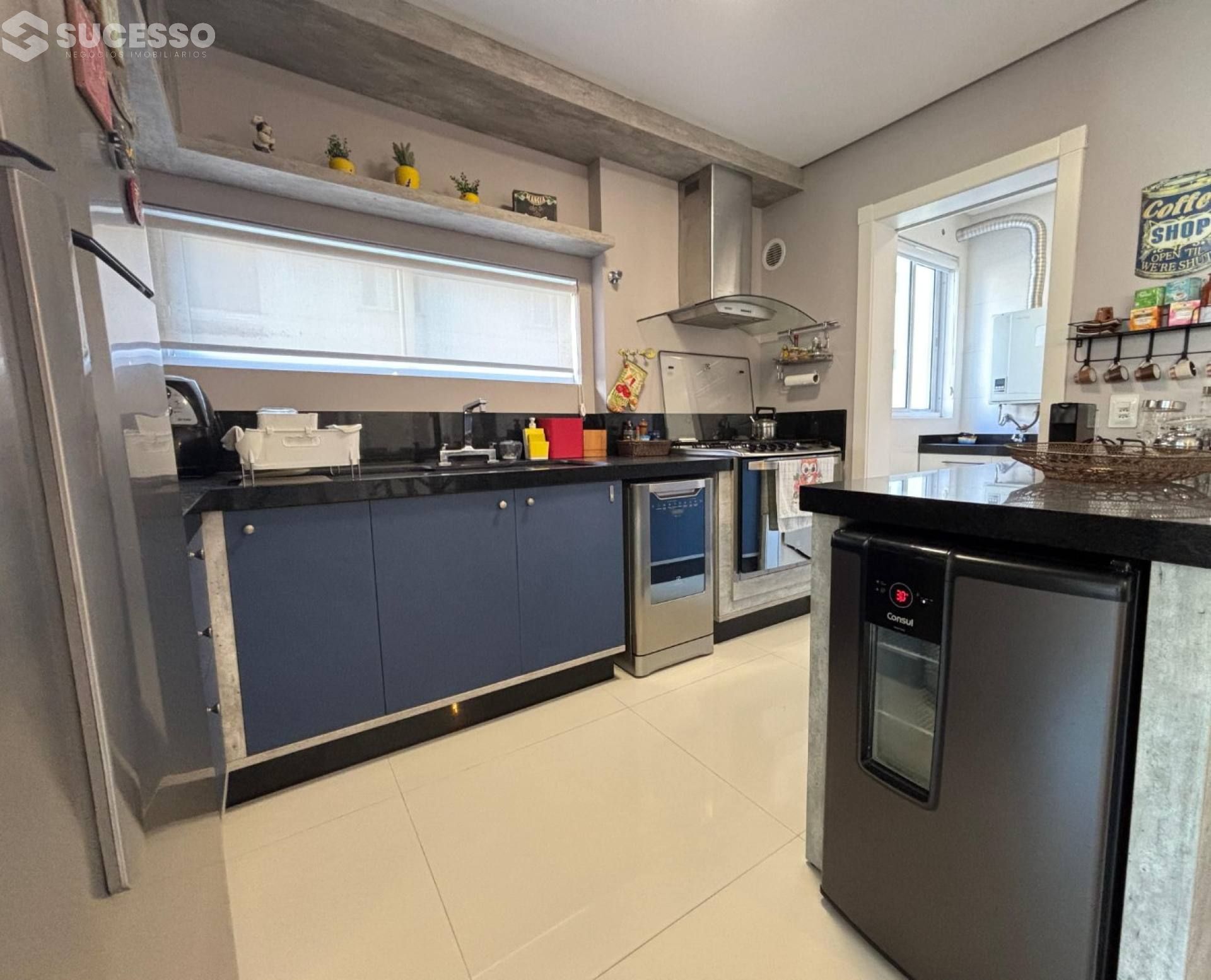 Apartamento Para Vender com 3 suítes no bairro Meia Praia, Itapema