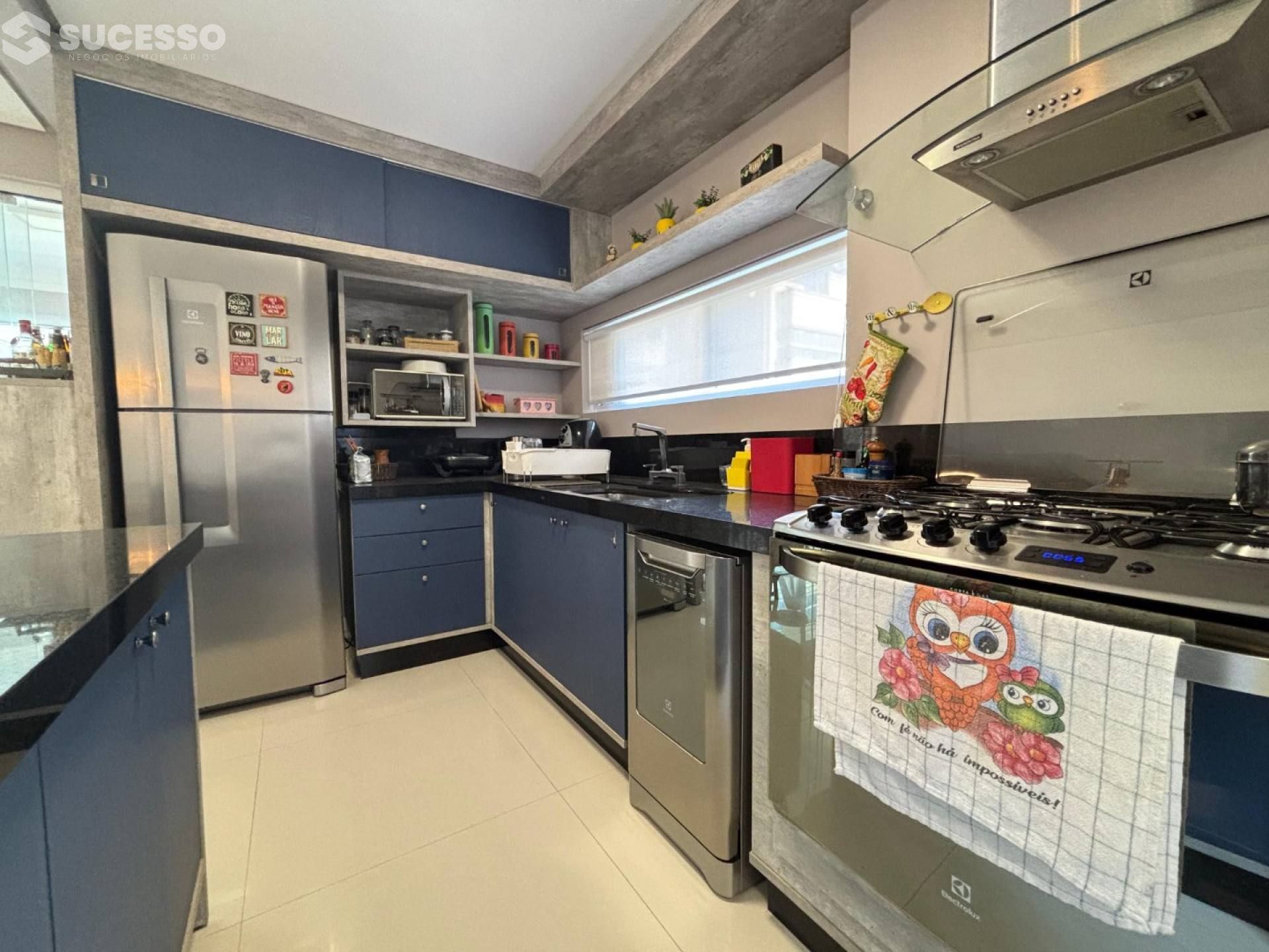 Apartamento Para Vender com 3 suítes no bairro Meia Praia, Itapema