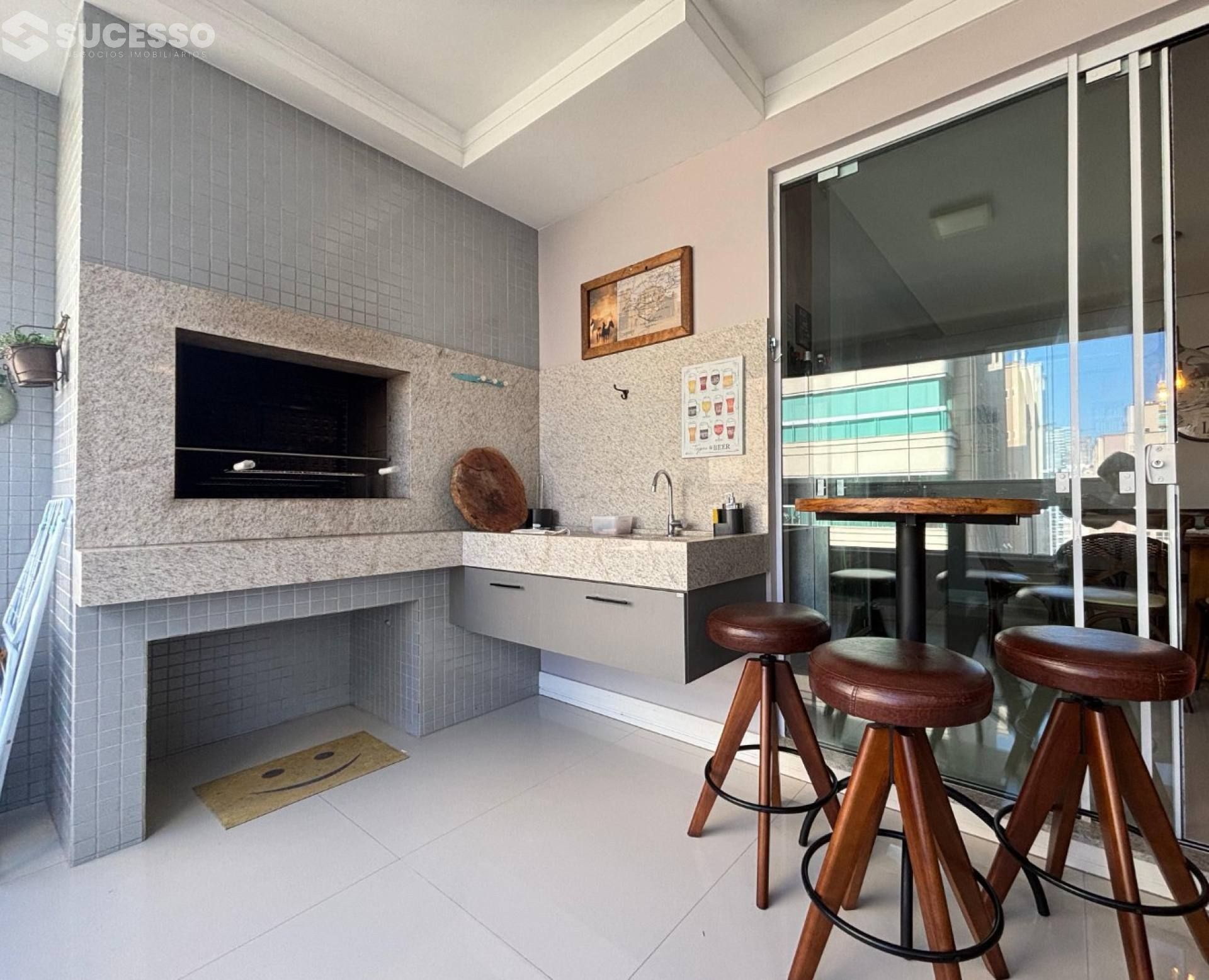 Apartamento Para Vender com 3 suítes no bairro Meia Praia, Itapema