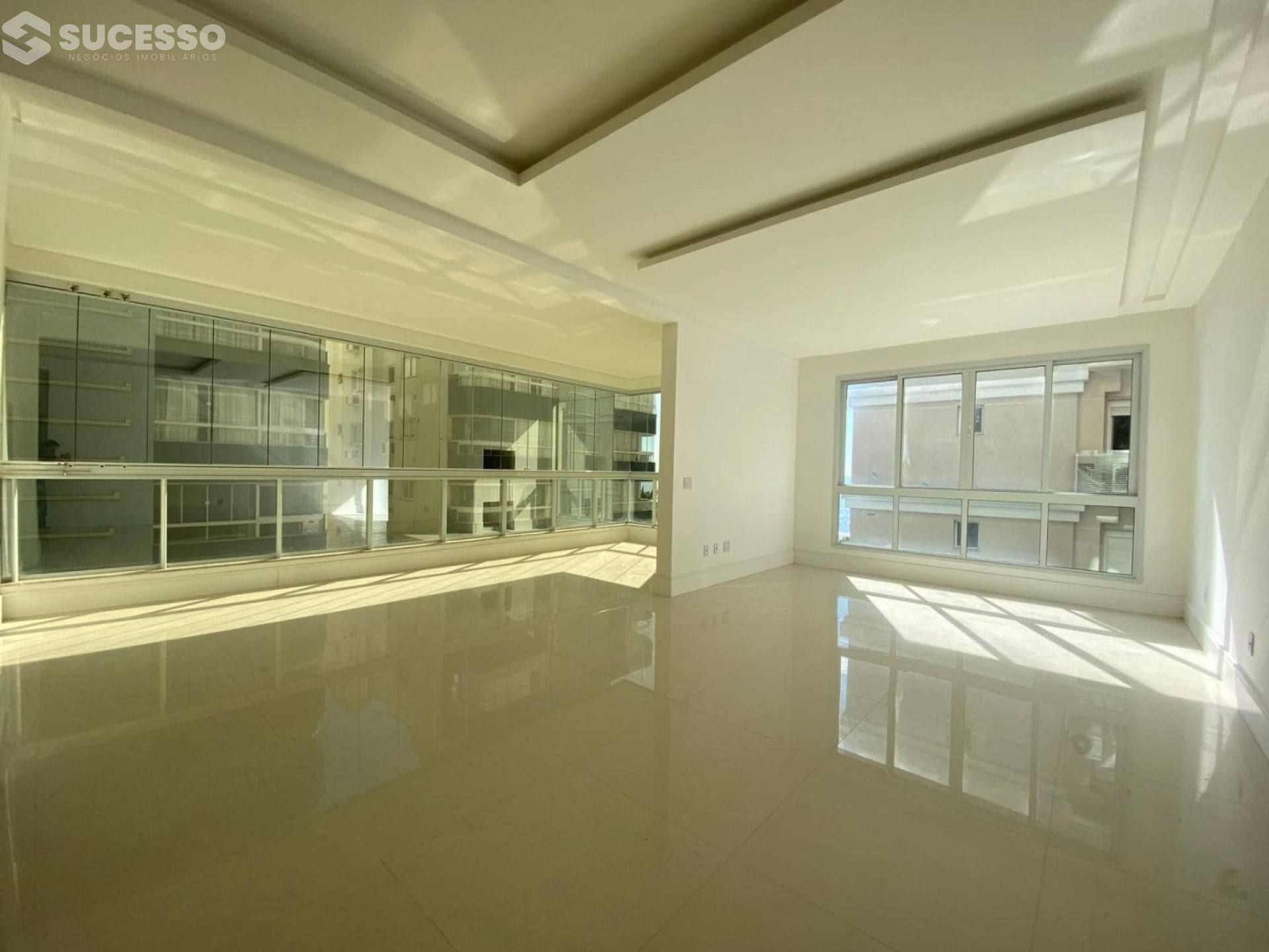 Apartamento À Venda com 4 suítes no Residencial Cambirela  na Meia Praia, Itapema