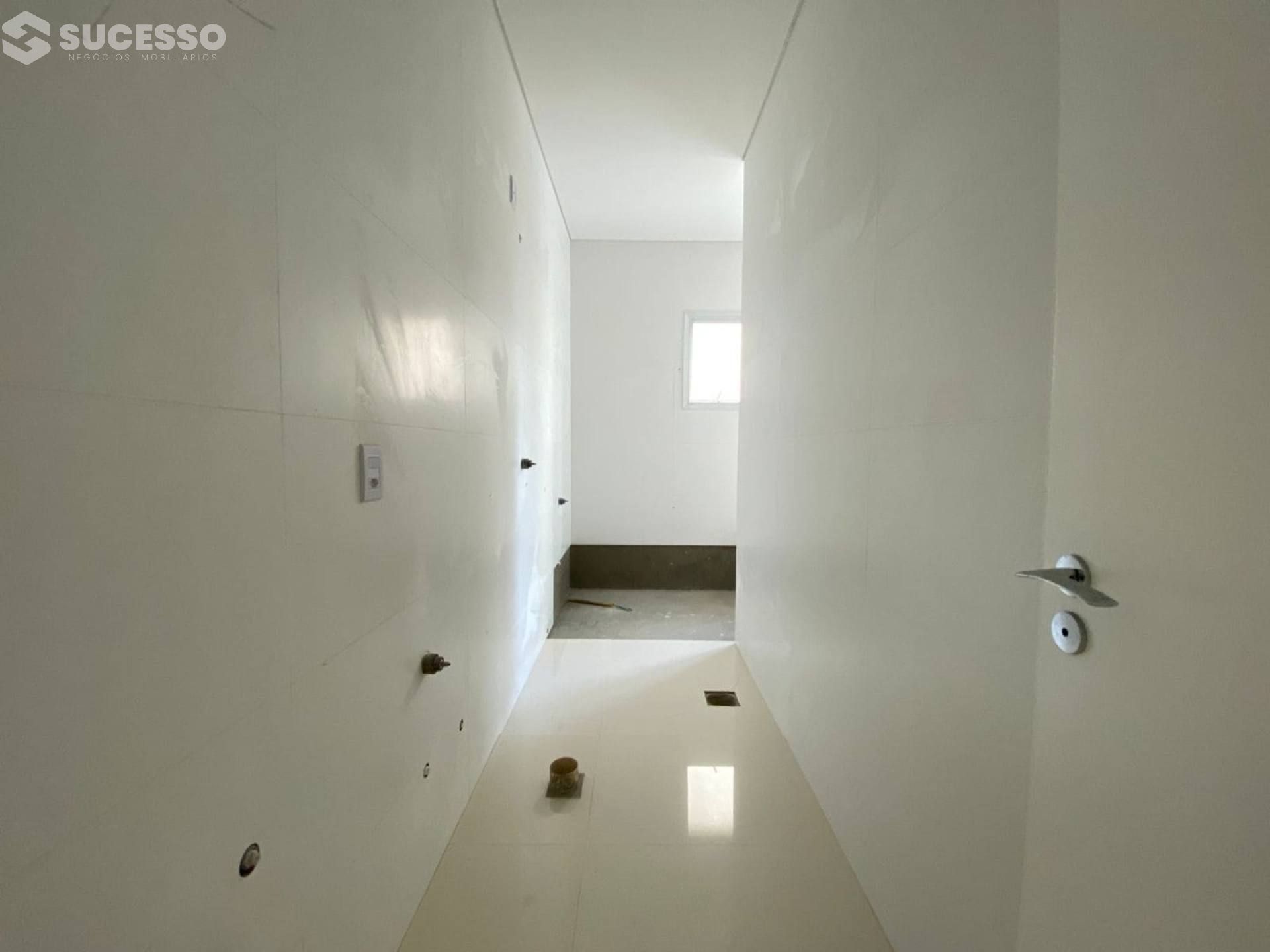 Apartamento À Venda com 4 suítes no Residencial Cambirela  na Meia Praia, Itapema