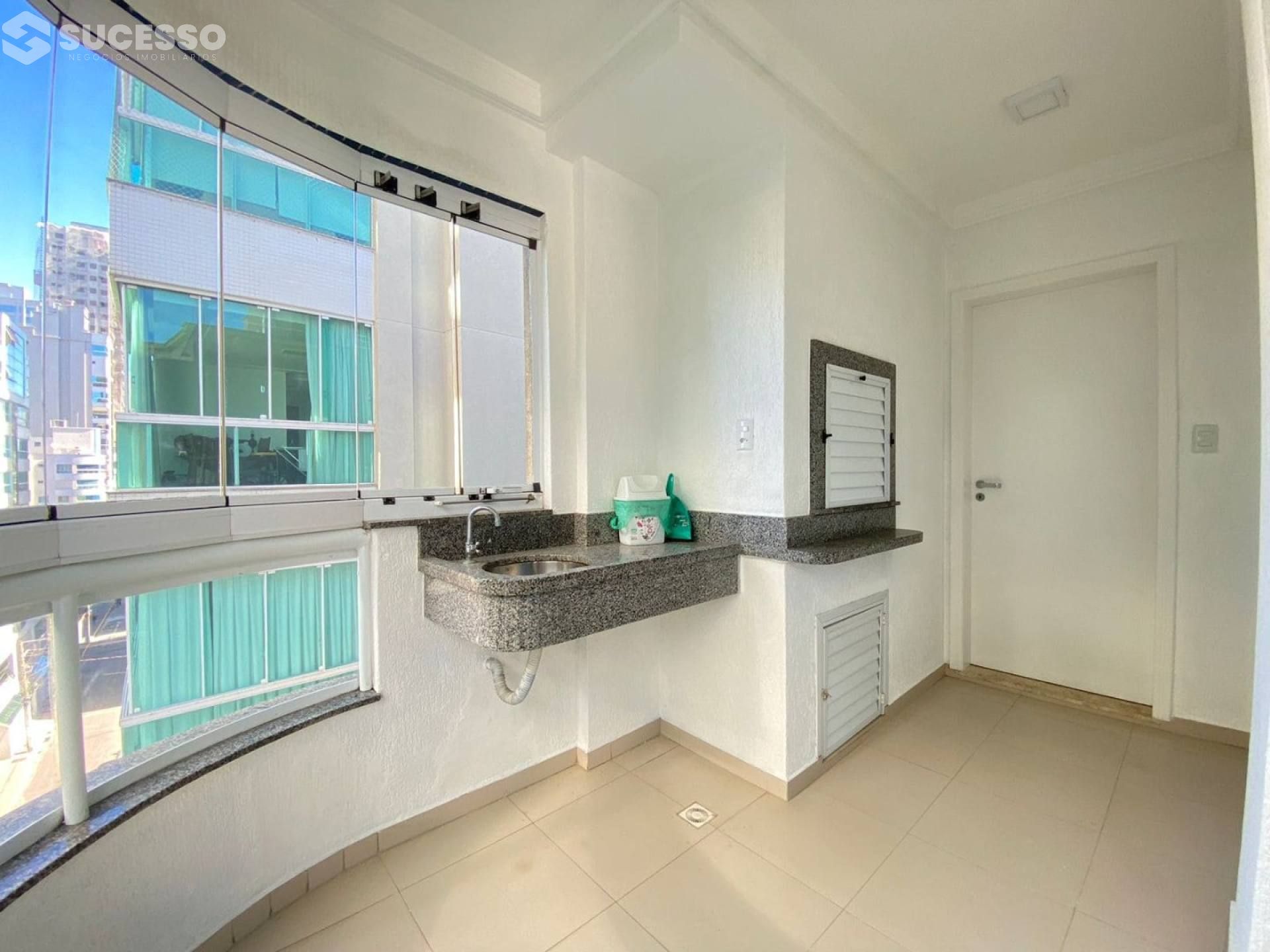 Apartamento Para Vender na bairro Meia Praia em Itapema