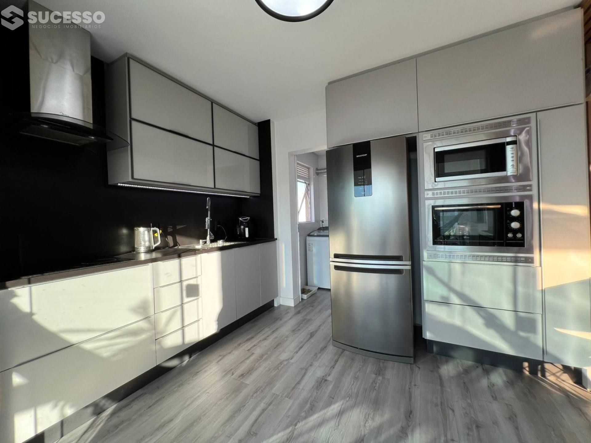 Apartamento Para Vender com 3 suítes na Meia Praia em Itapema