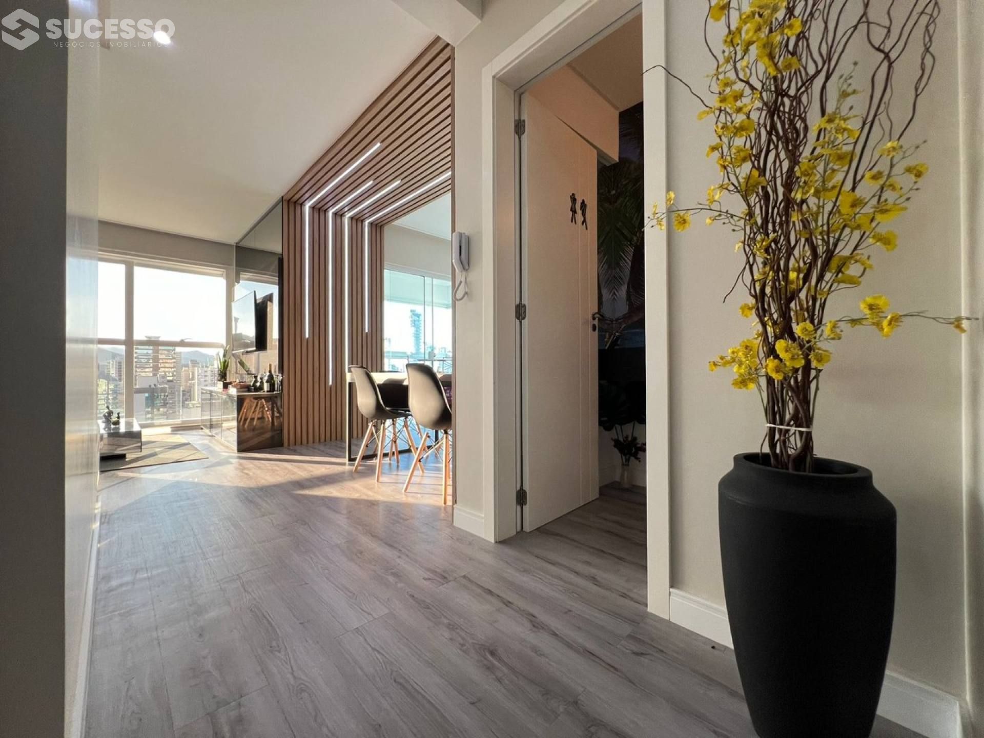 Apartamento Para Vender com 3 suítes na Meia Praia em Itapema