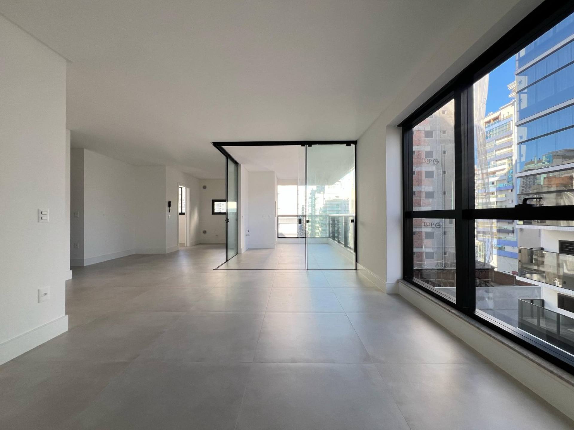 Apartamento Para Vender com3 suítes em Itapema, Meia Praia