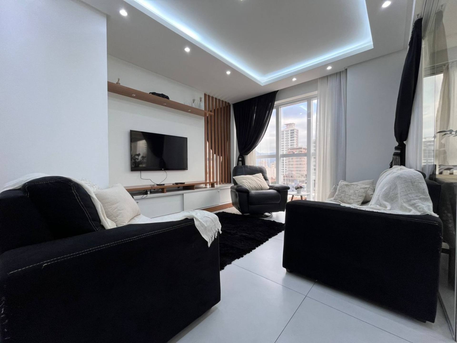 Apartamento À Venda com 3 suítes no bairro Meia Praia, Itapema