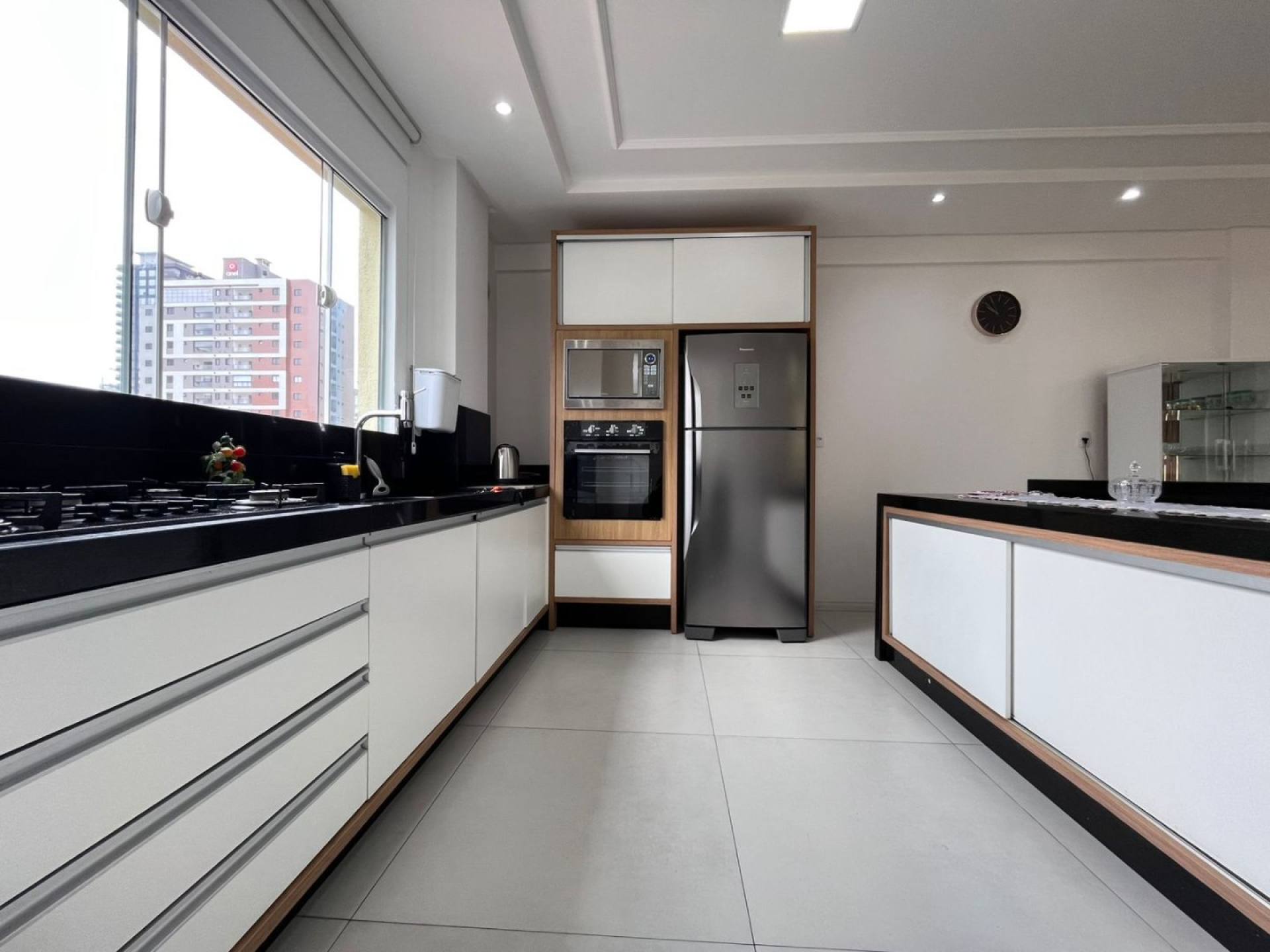 Apartamento À Venda com 3 suítes no bairro Meia Praia, Itapema