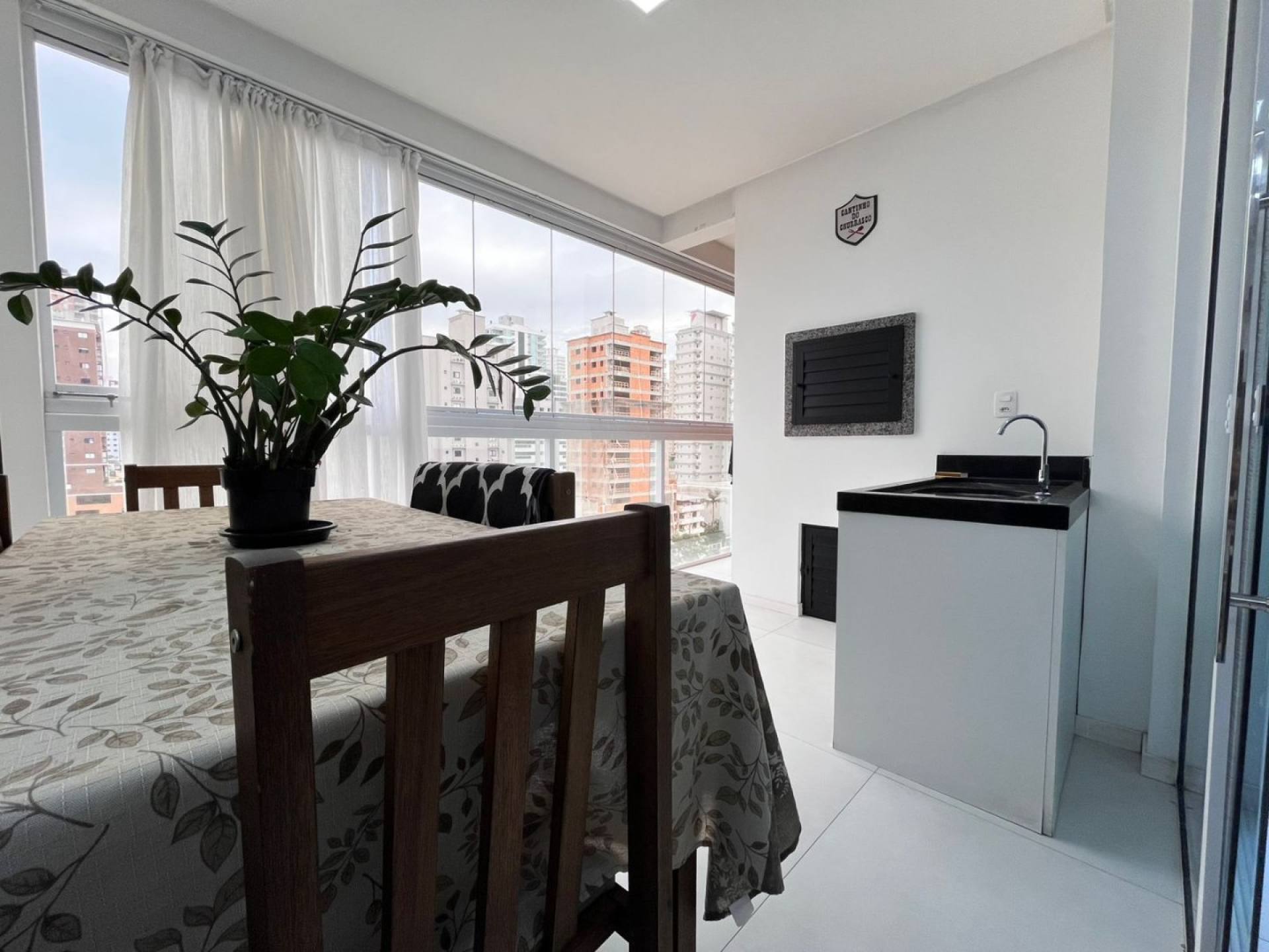 Apartamento À Venda com 3 suítes no bairro Meia Praia, Itapema