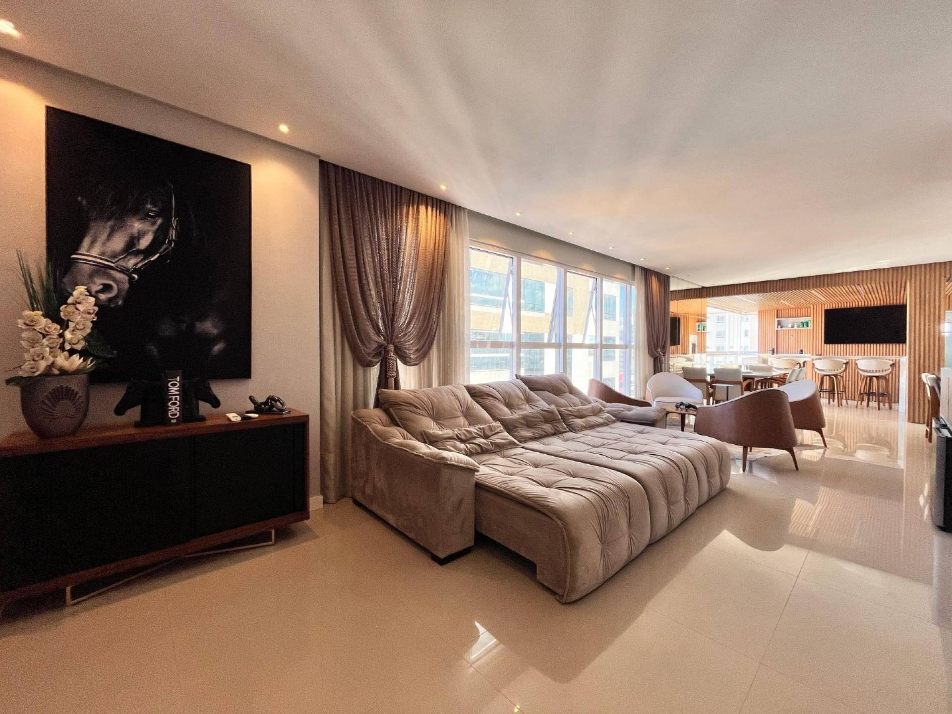 Apartamento Mobiliado À Venda na Meia Praia em Itapema