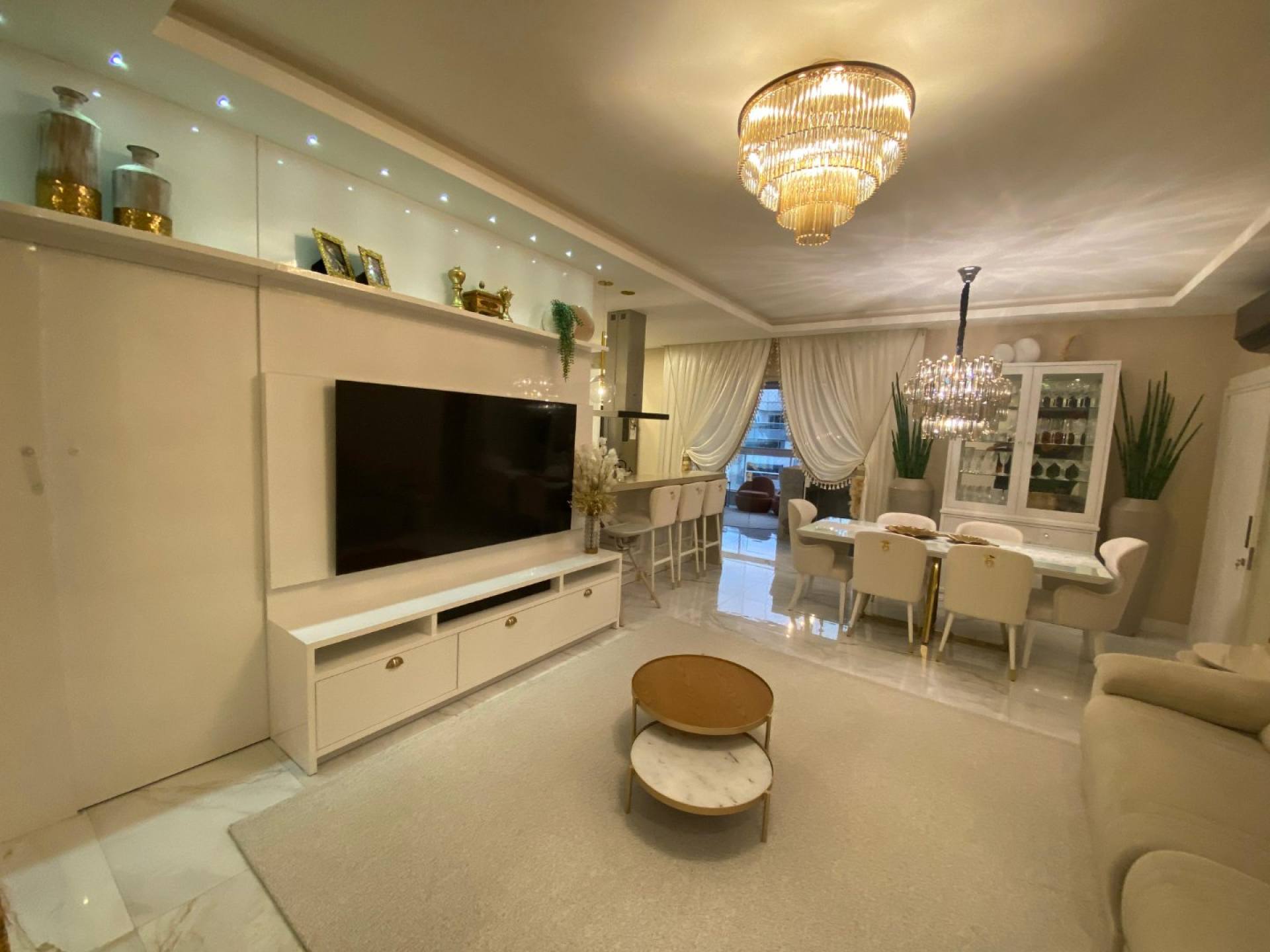 Apartamento Finamente Mobiliado À Venda com 3 suítes na Meia Praia em Itapema