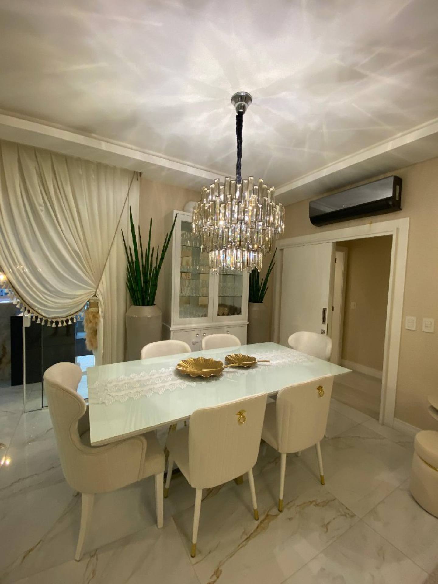 Apartamento Finamente Mobiliado À Venda com 3 suítes na Meia Praia em Itapema