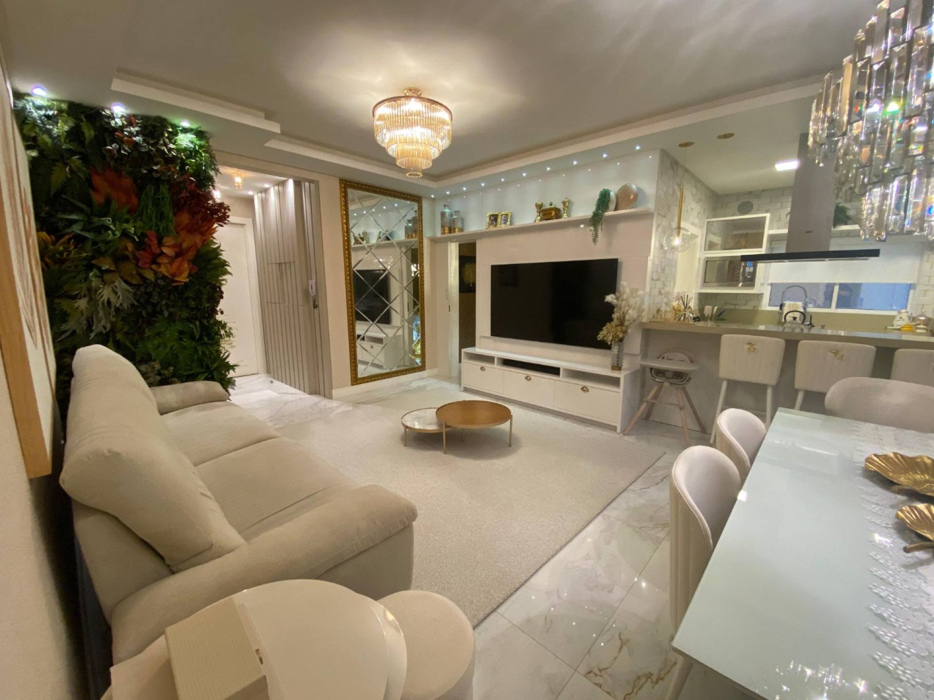 Apartamento Finamente Mobiliado À Venda com 3 suítes na Meia Praia em Itapema