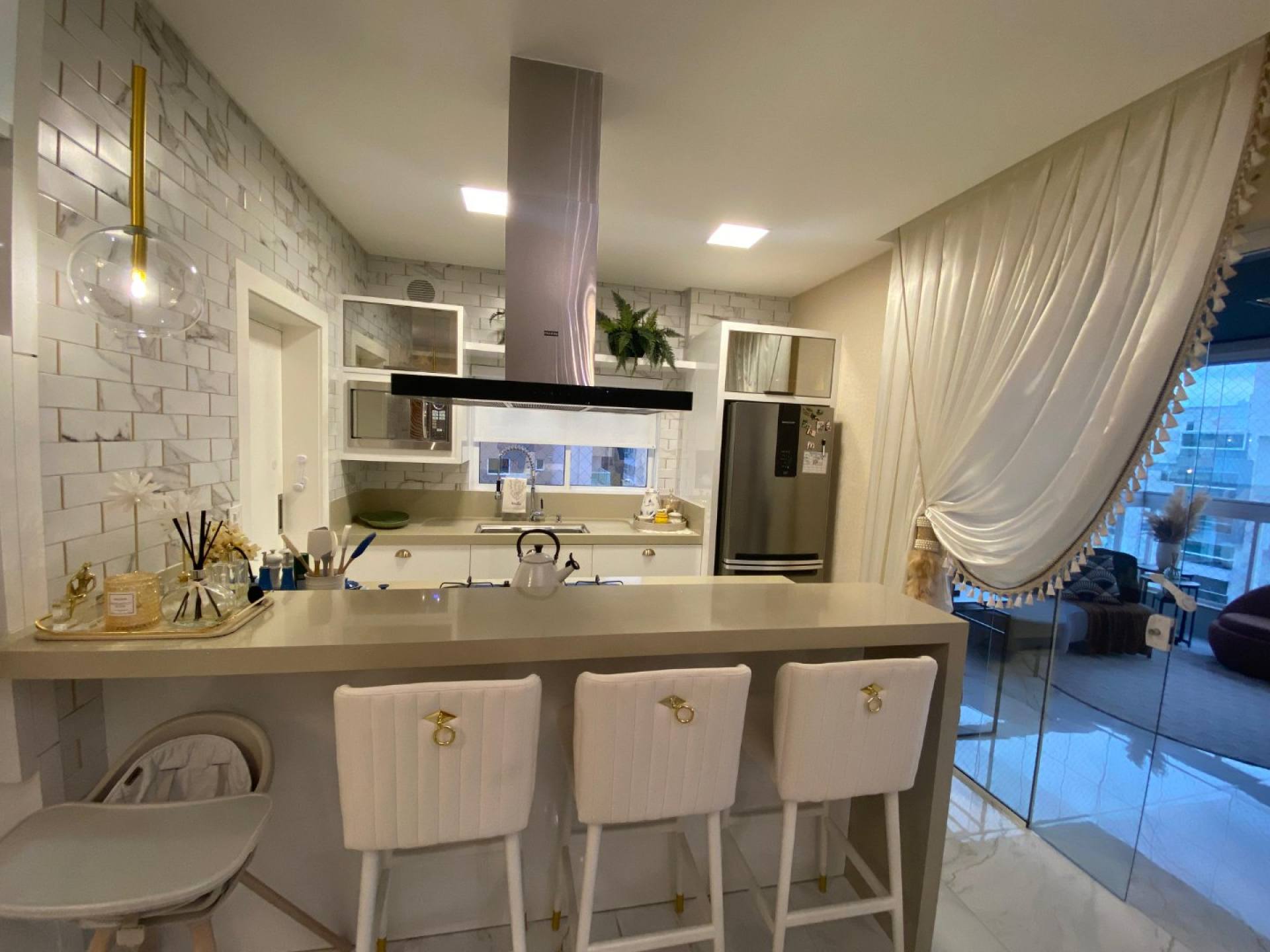 Apartamento Finamente Mobiliado À Venda com 3 suítes na Meia Praia em Itapema