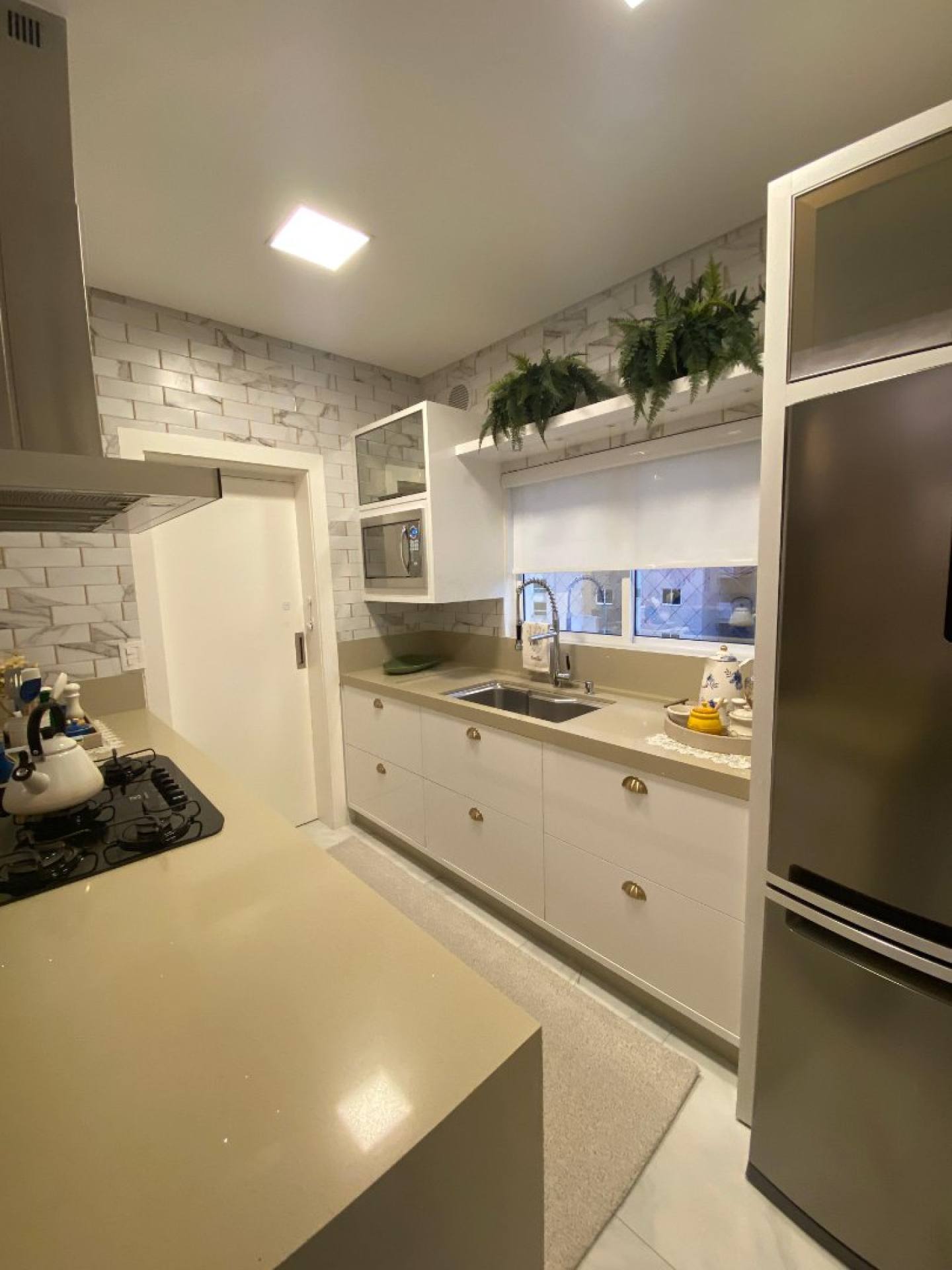 Apartamento Finamente Mobiliado À Venda com 3 suítes na Meia Praia em Itapema